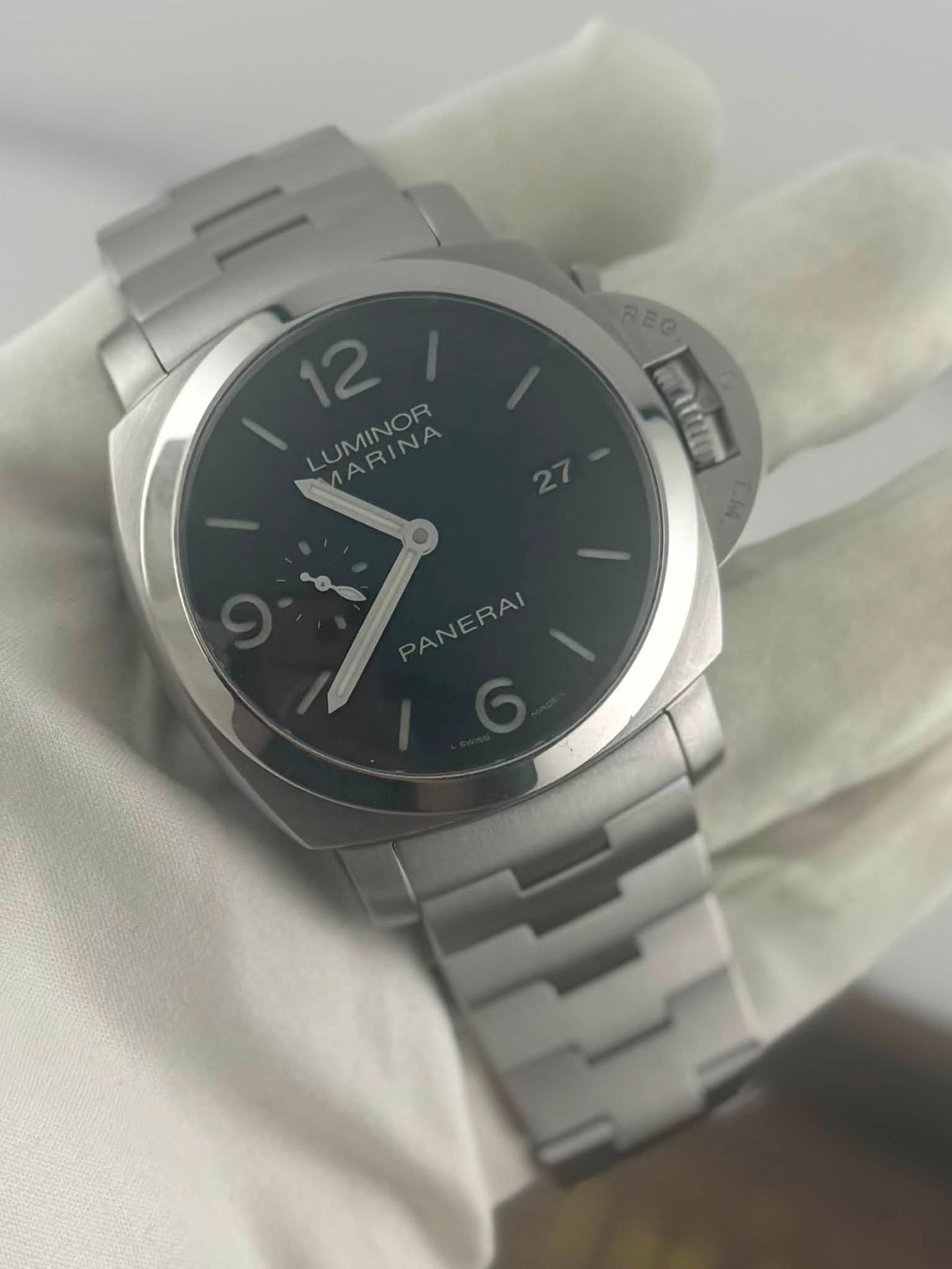 May be an image of wrist watch and text that says '12 UMINOR IOR MARINA TARINA REC WATTLE PANERAI'