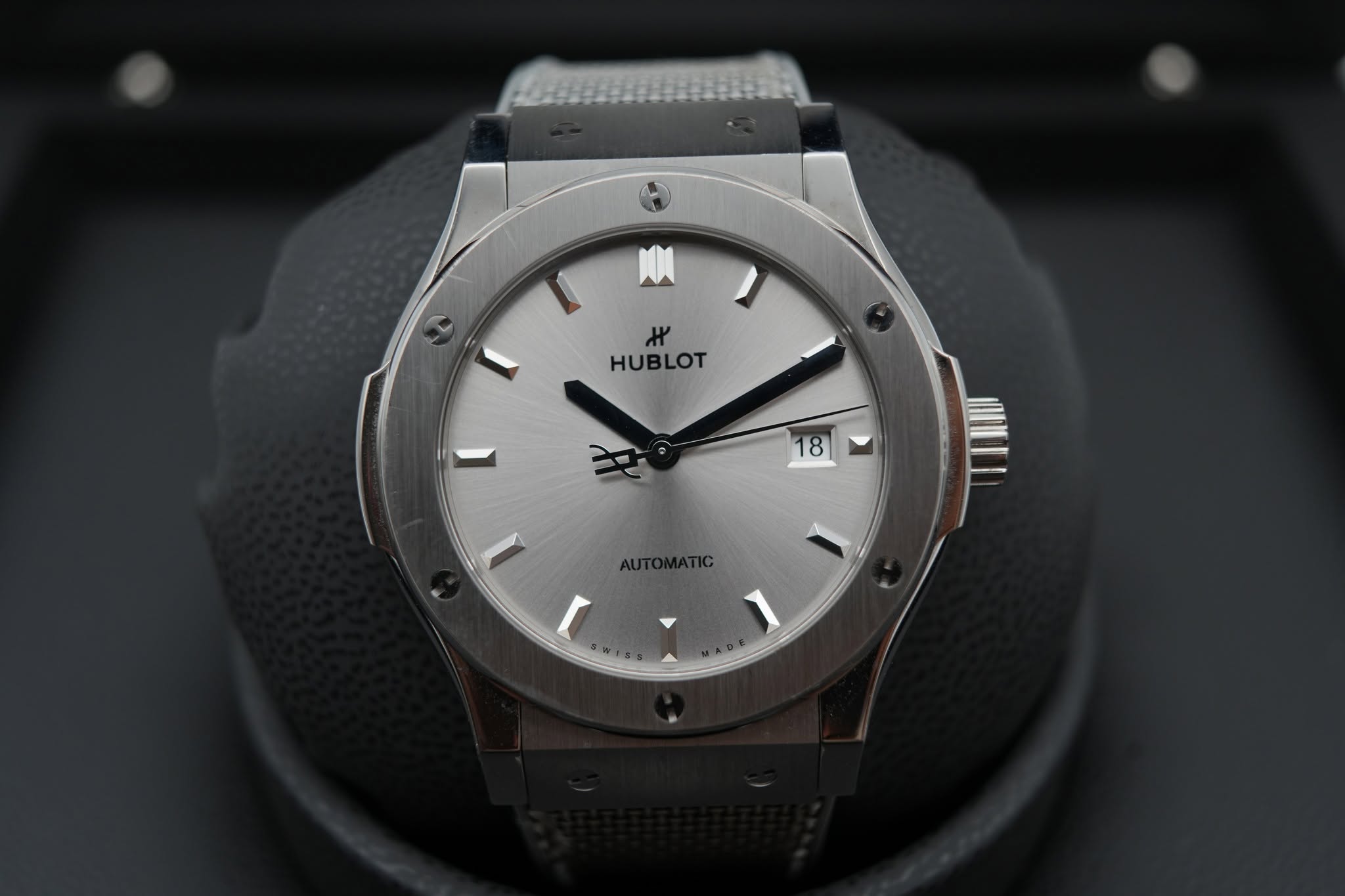 May be an image of wrist watch and text that says '٣ HUBLOT 18'
