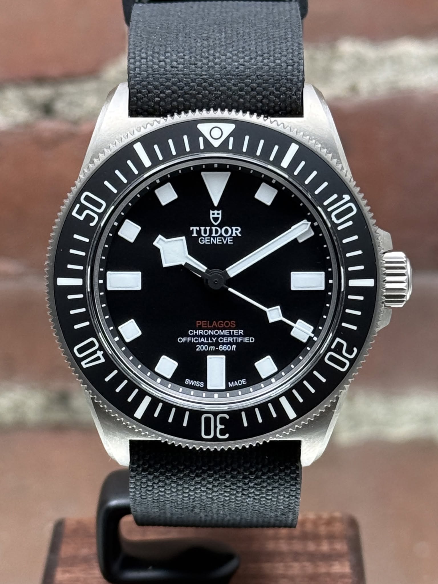 May be an image of wrist watch and text that says '50 TUDOR GENEVE 110 CHRONOMETER OFFICIALLY CERTIFIE OFFI CERTIFIED IED 200m-660 200n -660斤 40 SWISS MADE 20 I 30'