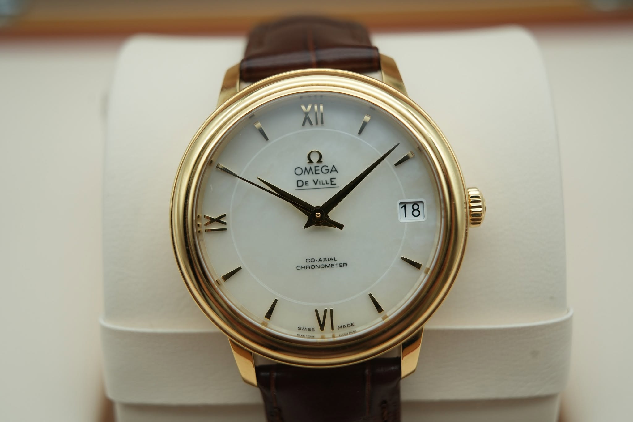 May be an image of wrist watch and text that says 'XlI 1 OMEGA OMEGA DEVILLE DE VILLE 18 D CO-AXIAL CHRONG CHRONOMETER ١ SWISS VI MADE Ma GINEN'