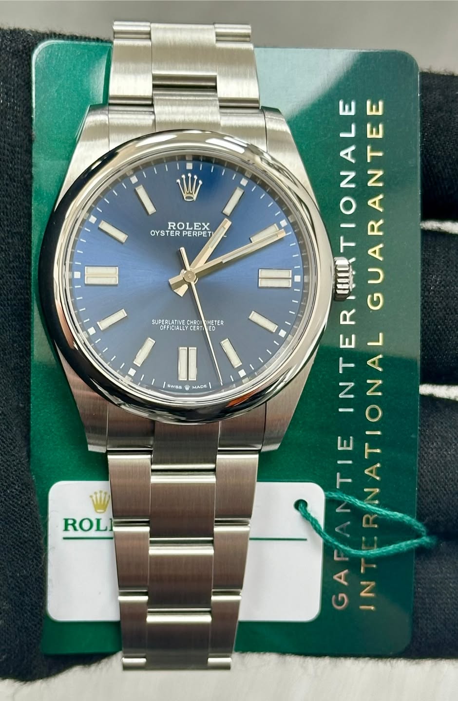 May be an image of wrist watch and text that says 'ROLEX OYSTER YSTERPERPET OYTERLEX PERPET 口 SUPERLATIVE HRDI OFFICIALLYCE CERTI E KETER SWIEA MADE ONALE PALI TIONALE Ν GUARANTEE…