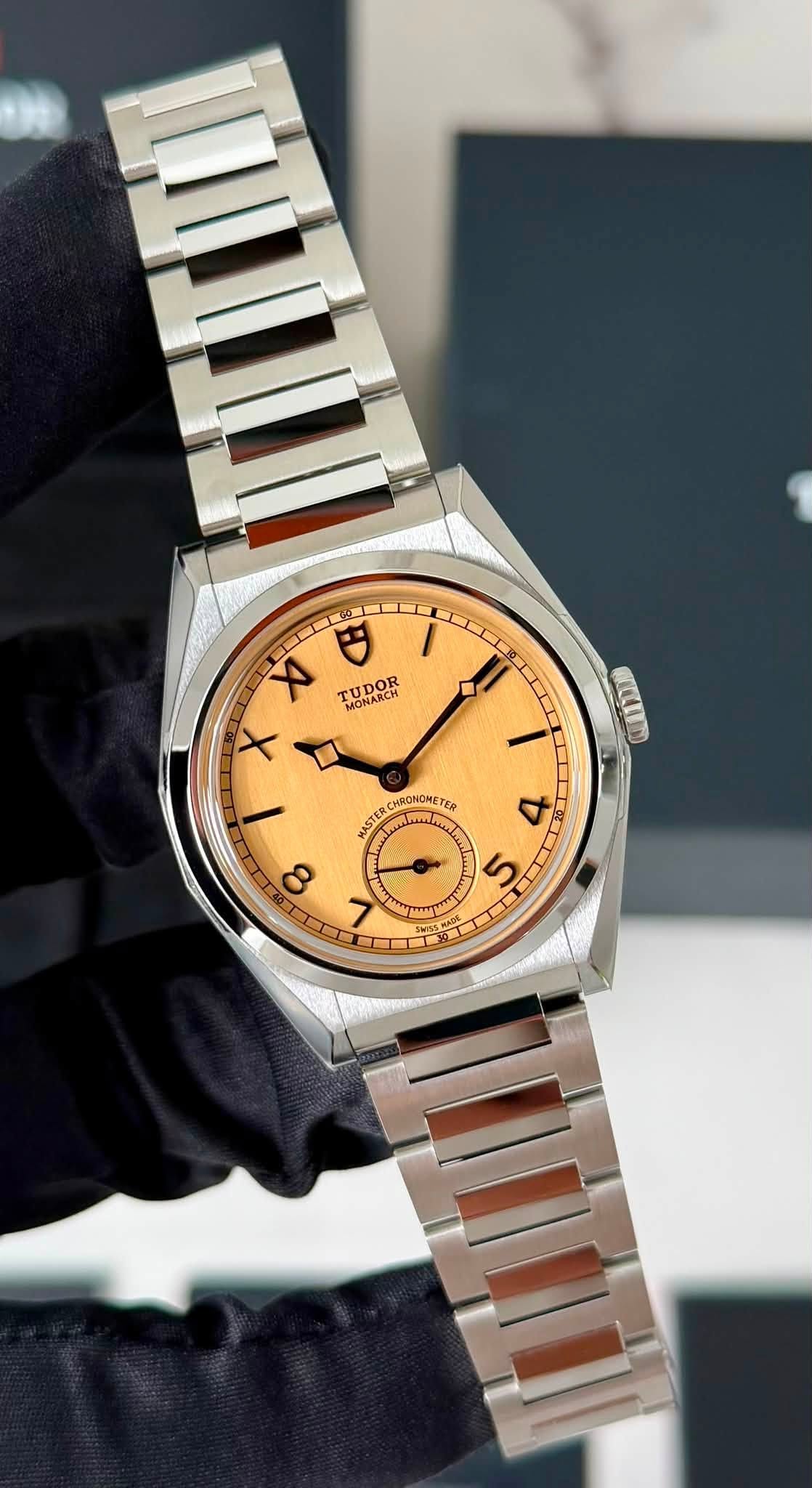 May be an image of wrist watch and text that says 'TUDOR MONARCH X CLIN CHRONORETE TER KASTE M 8 ٢ S 5 Thm A E'
