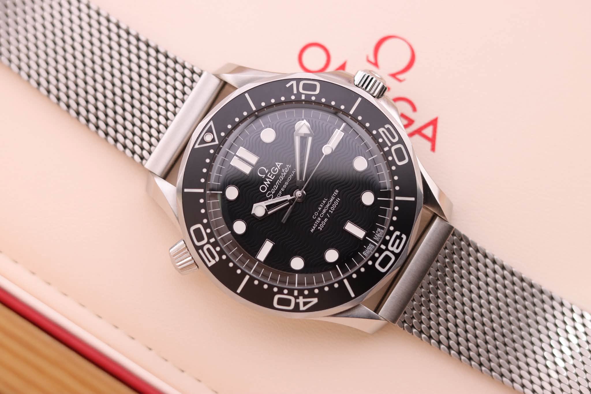 May be an image of wrist watch and text that says '9 Oι 10 III a0 Ω I 20 2 GA O OMEGA camanter master Πax 1000ft 20 300m IIII ب بف 5 SWSS e 0 30 3 A.:'