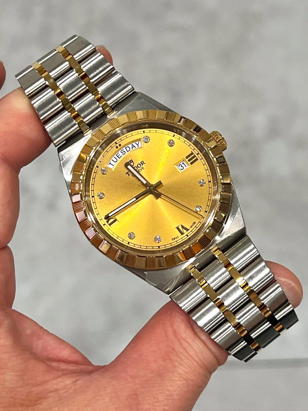 May be an image of wrist watch and text that says 'TUESDAY DOR CUE DOR 3 VE T 31 9 1 D S MADE MADE SWSs 素 고0위'