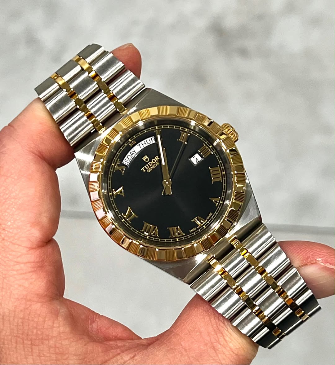 May be an image of wrist watch and text that says 'THUF SDAY DOR TUD UDOR U MO OR OR VS じ T GENEVE G 4'