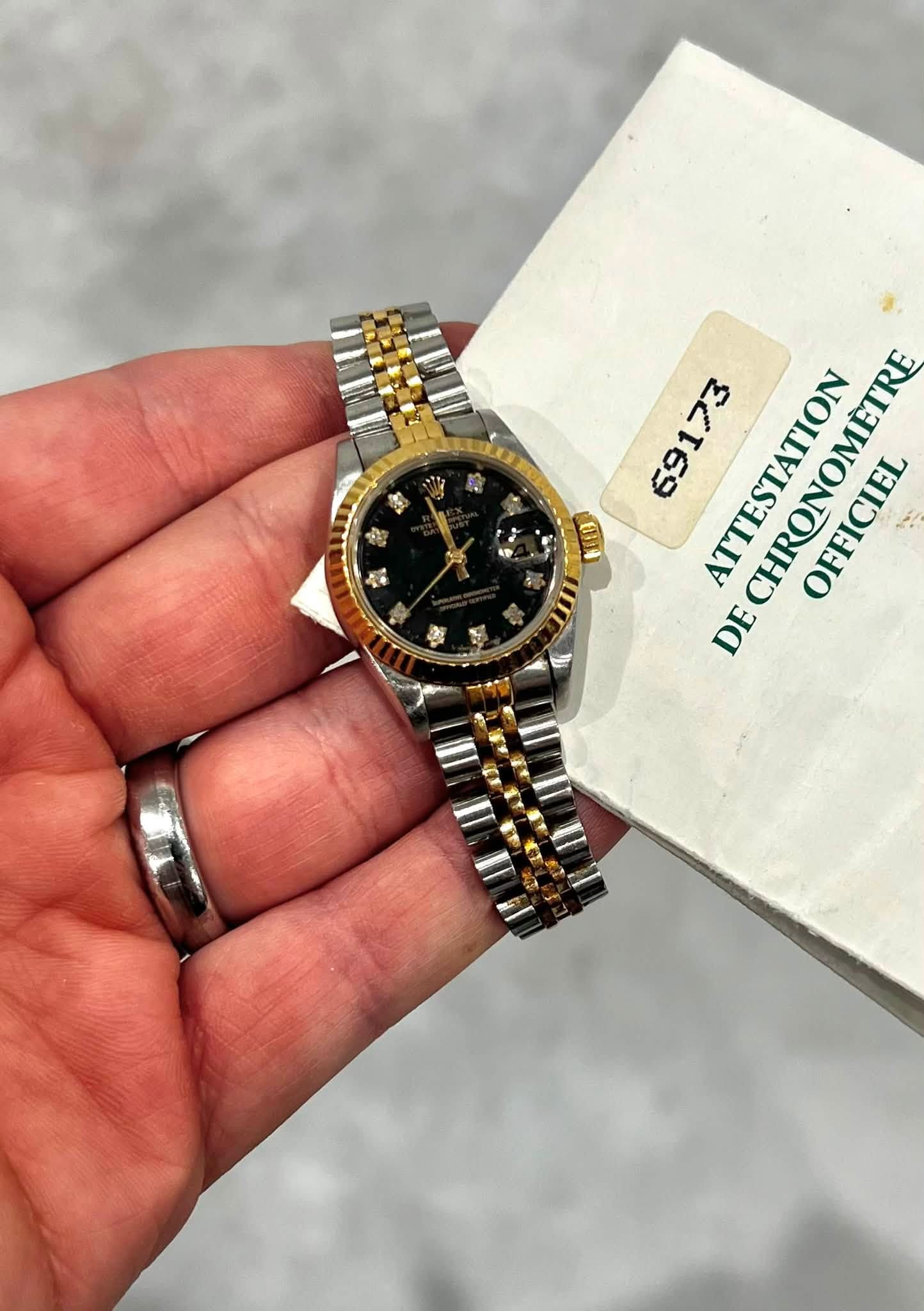 May be an image of wrist watch and text that says ' NO CHRONOMETRE OFFICIEL OFFICIEL DE ATTESTATION ATESIATION CHRONO 力'