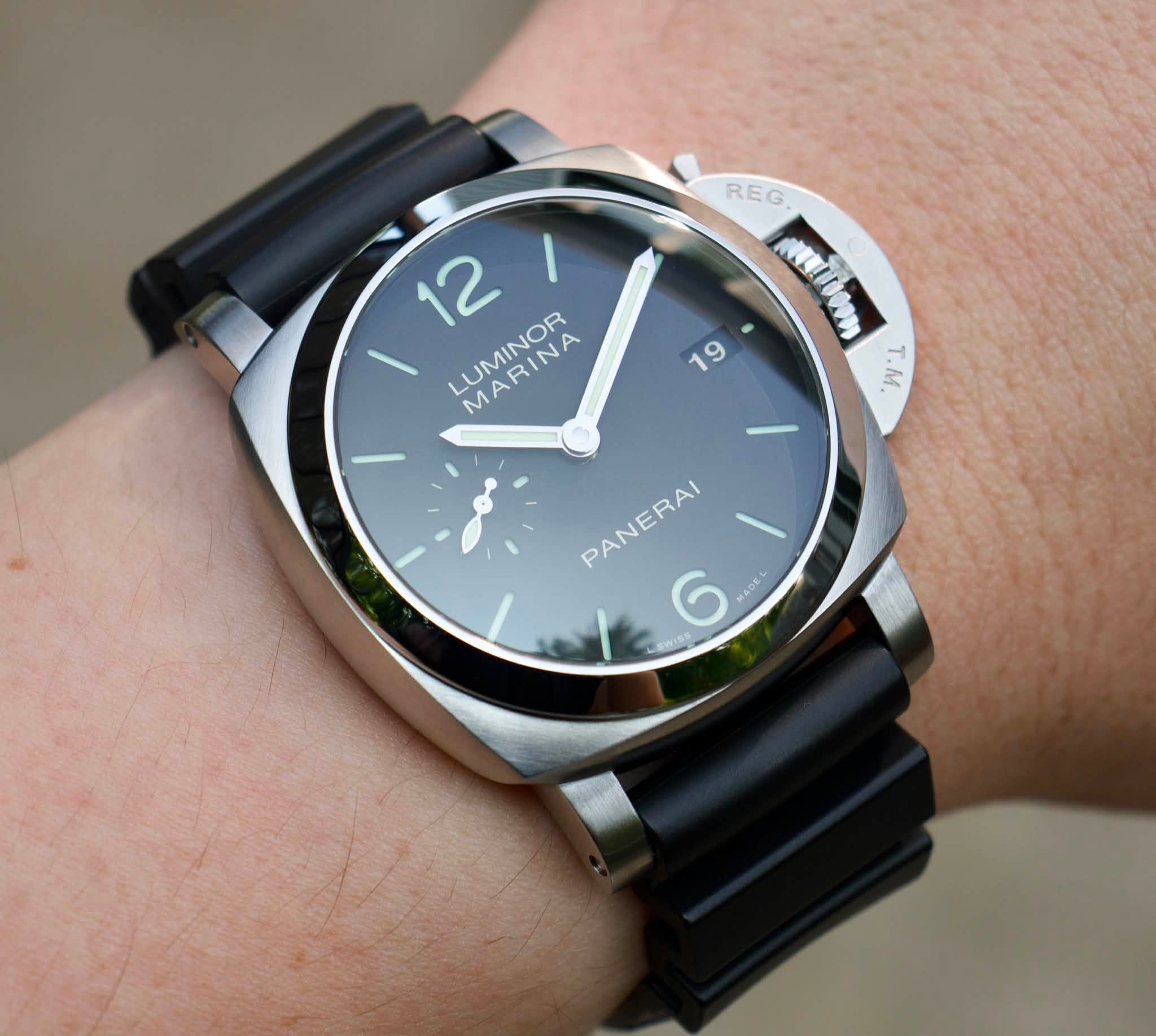 May be an image of wrist watch and text that says '12 | LUMINOR M MARINA A 19 REG MANLUOON N 乃 T.M. PANERAI PANERAI LoW1Ss 6 MADEL'