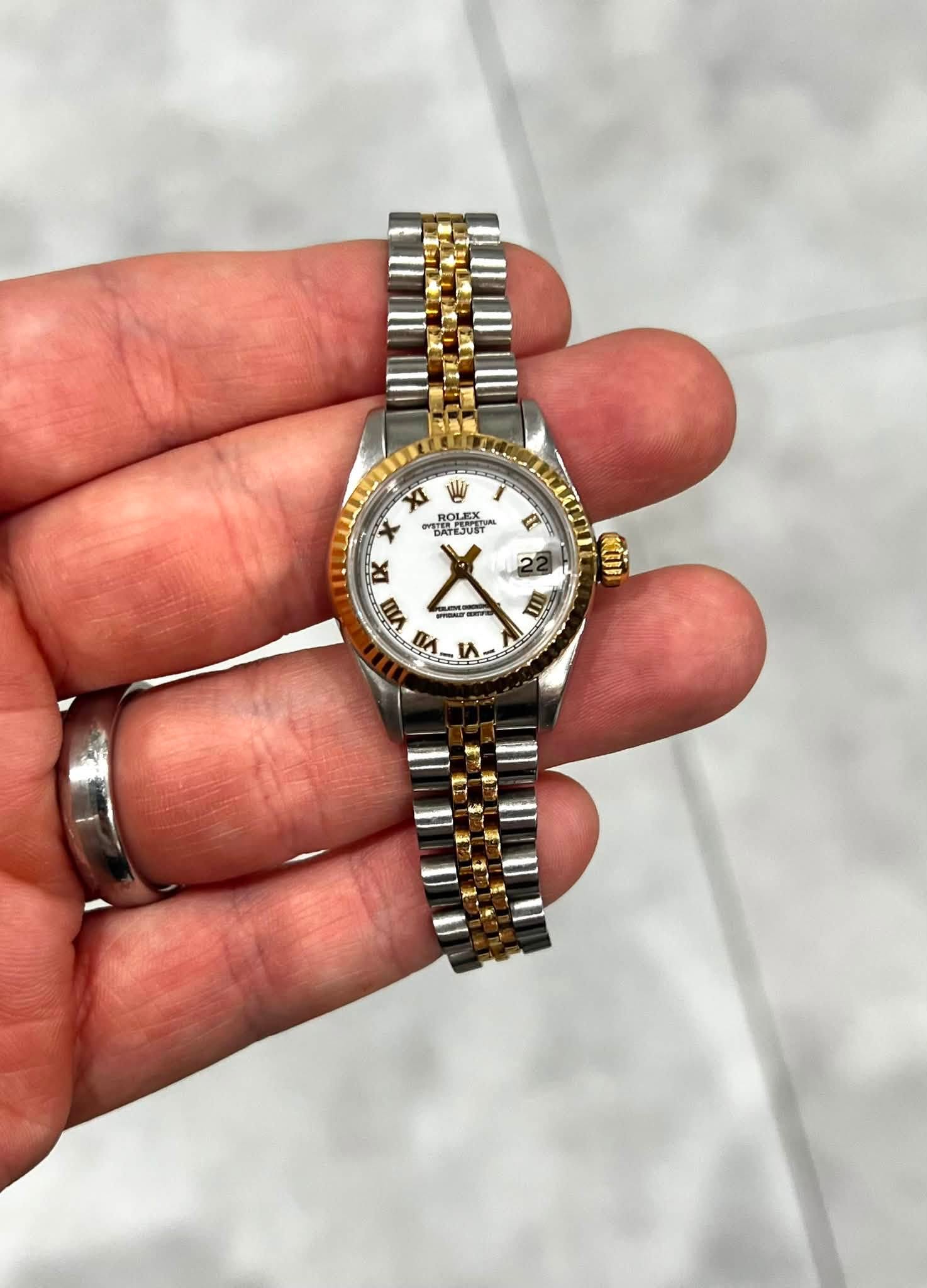 May be an image of wrist watch and text that says 'XI x BeA ROT ማንዱርን 食 IX 皿 X II I VD 1ሌ VI'
