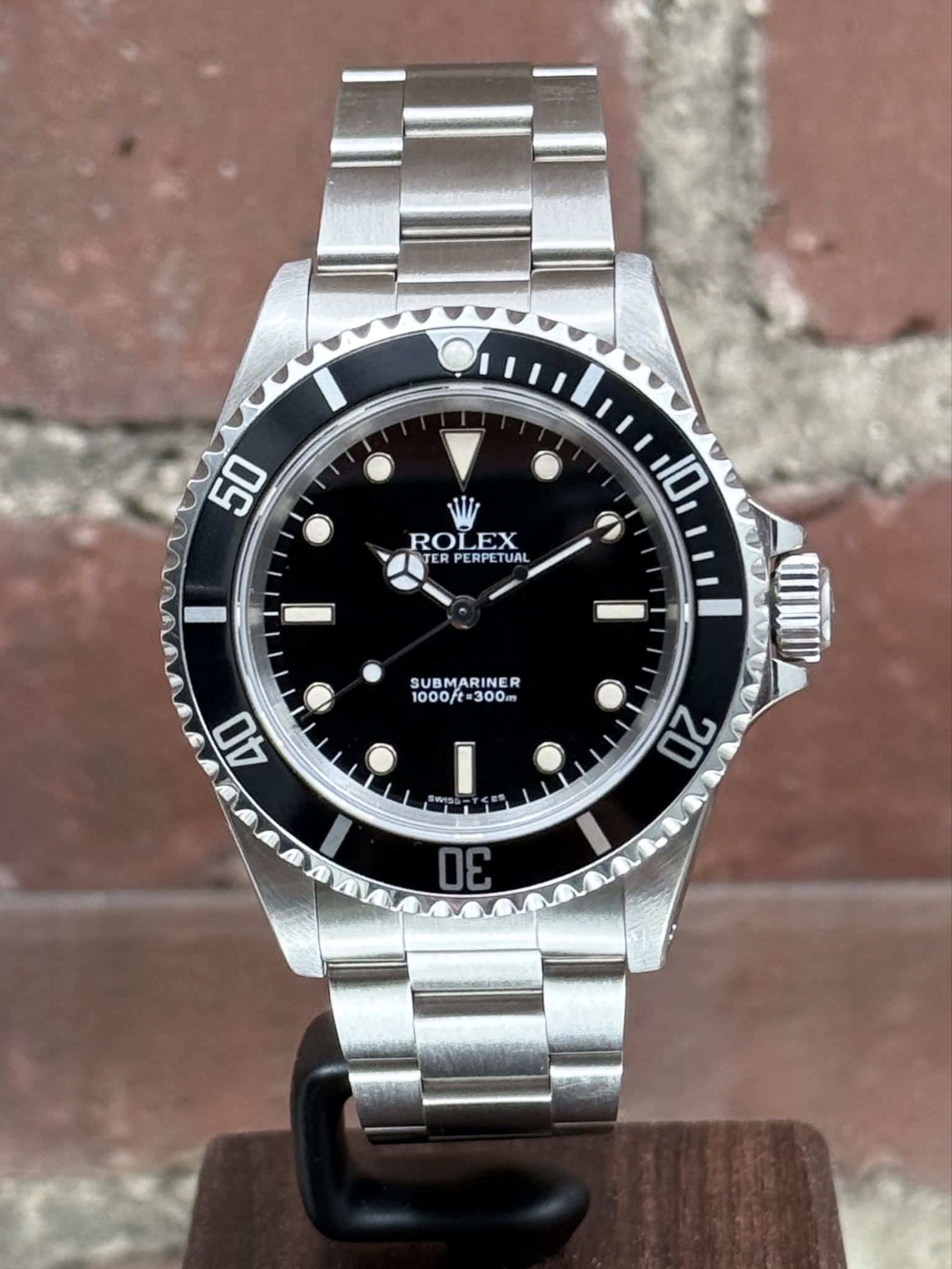 May be an image of wrist watch and text that says '50 ROLEX RO TER PERPETUAL 10 SUBMARINER 1000/t=300m 1000ft 40 G 20 30'