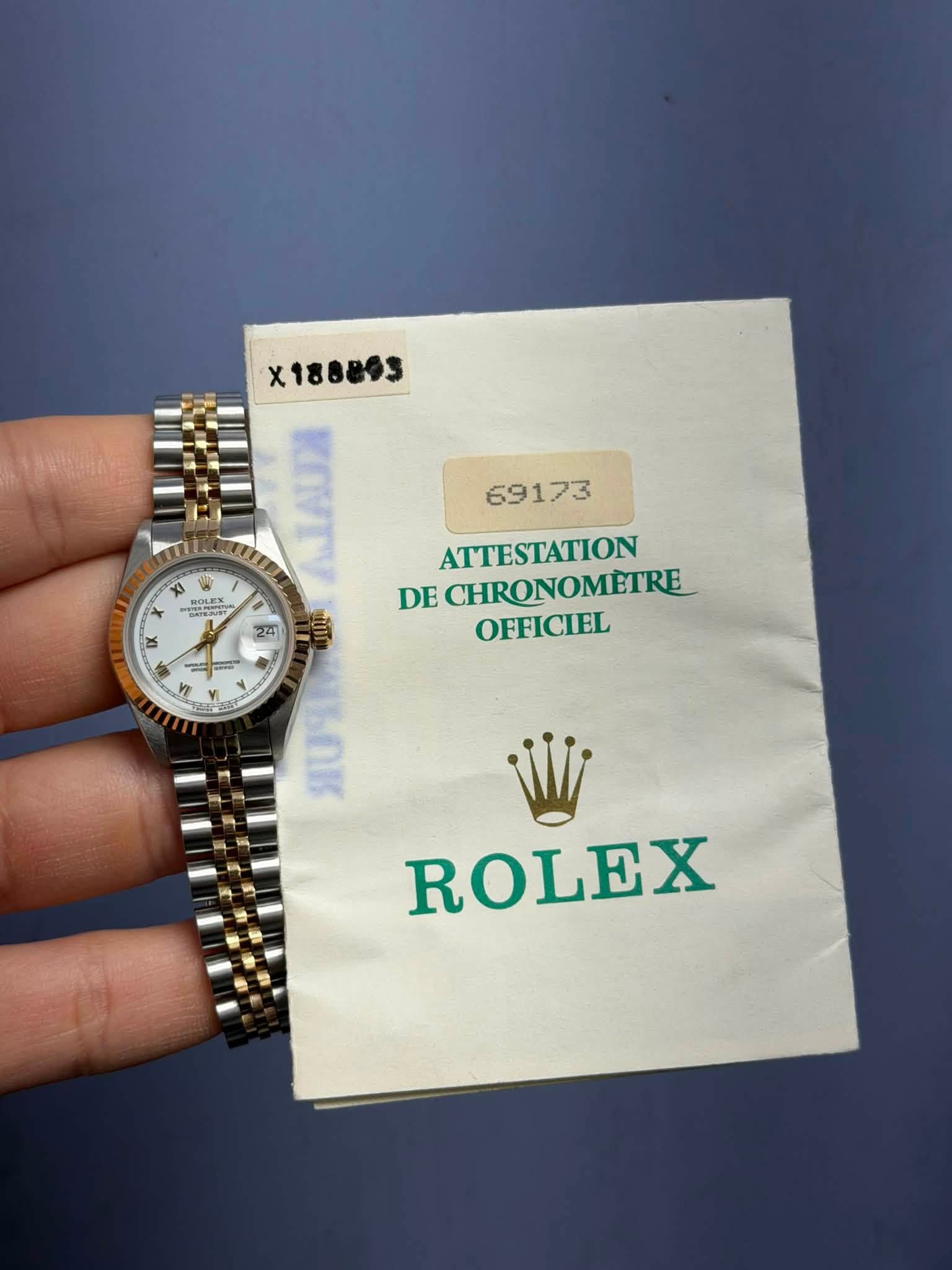 May be an image of wrist watch and text that says 'X188893 69173 X HEE OLEX E 24 2지 ATTESTATION DE CHRONOMETRE OFFICIEL ロロット N VI P ROLEX'