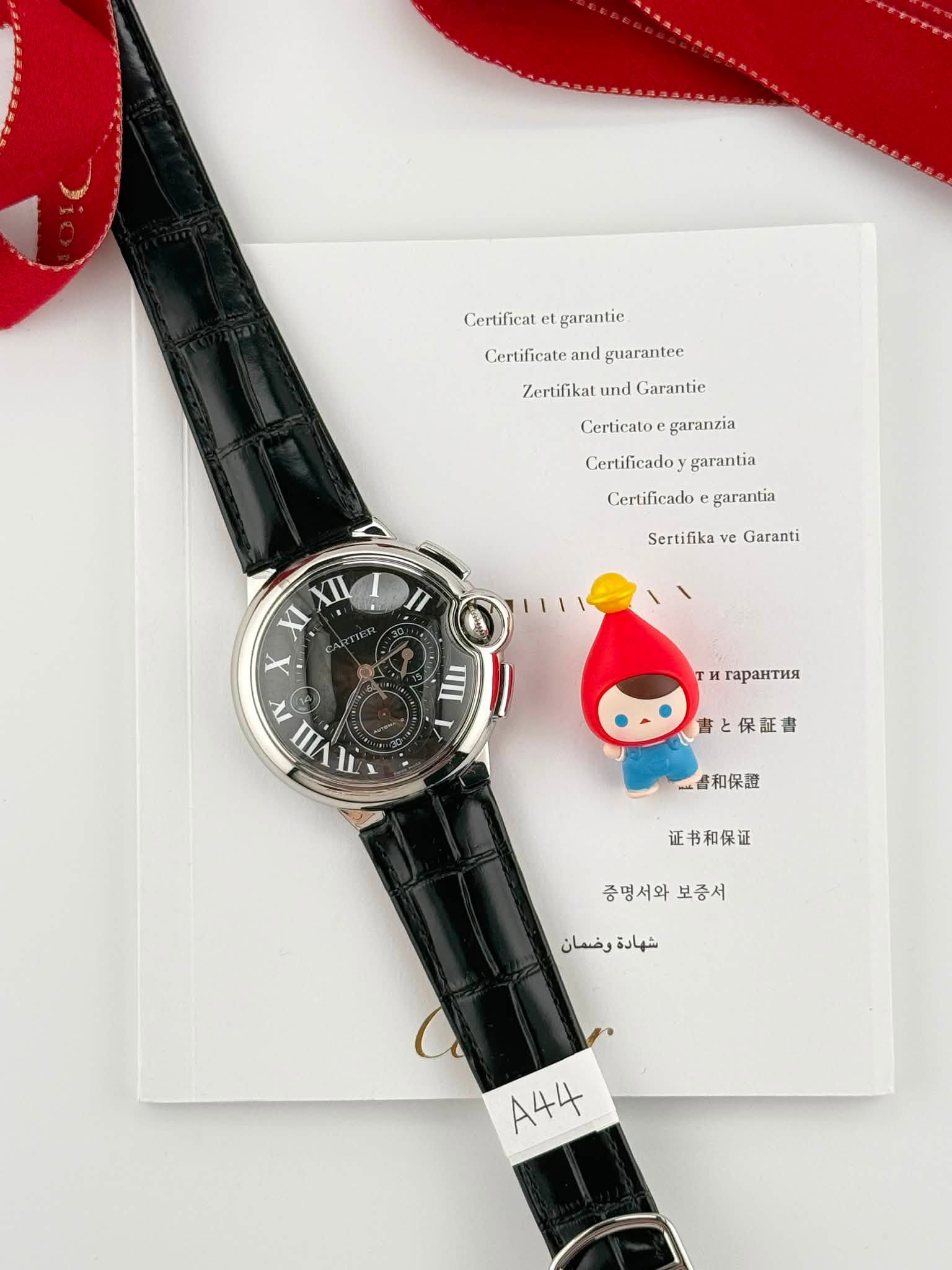 May be an image of wrist watch and text that says 'Certificat Certificatetgarantie garantie Certificate Certificateandguarantee and guarantee Zertifikat und Garantie Certicatoe…
