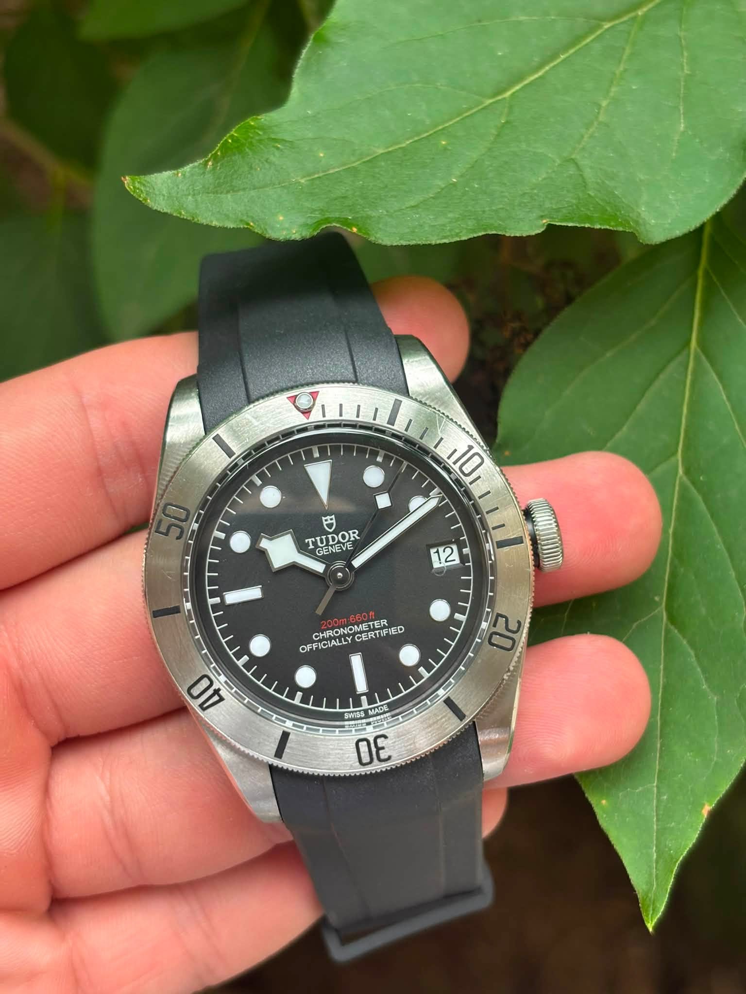 May be an image of wrist watch and text that says '10 50 円 TUDOR GENEVE 1000K NEV 12 CHRONOMERTIFIED CHRONOMETER CHRONOMETER CERTIFIED IED OFFICIALLY AO 20 A 2 30'