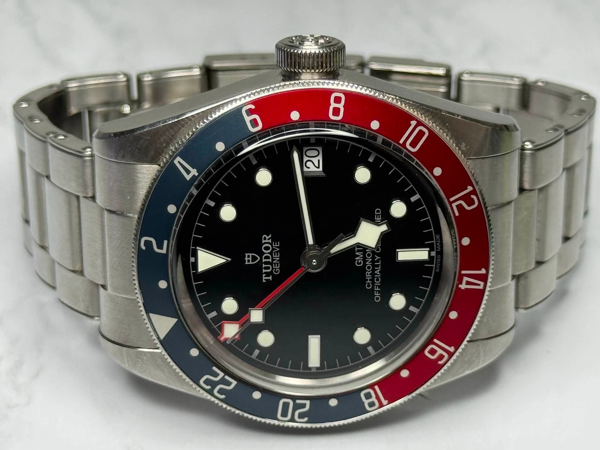 May be an image of wrist watch and text that says ' B CEAPOR TUDOR ١7 جد 91 0 18'