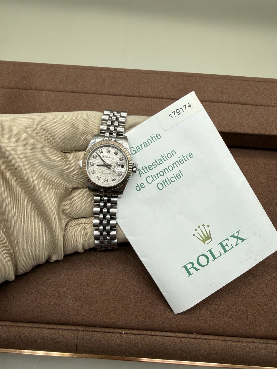 May be an image of wrist watch and text that says 'S ប S नিयনा 彩 179174 Garantie garantie D ទ Attestation Attestation Chronometre Officiel de ROLEX ROLEX ت'