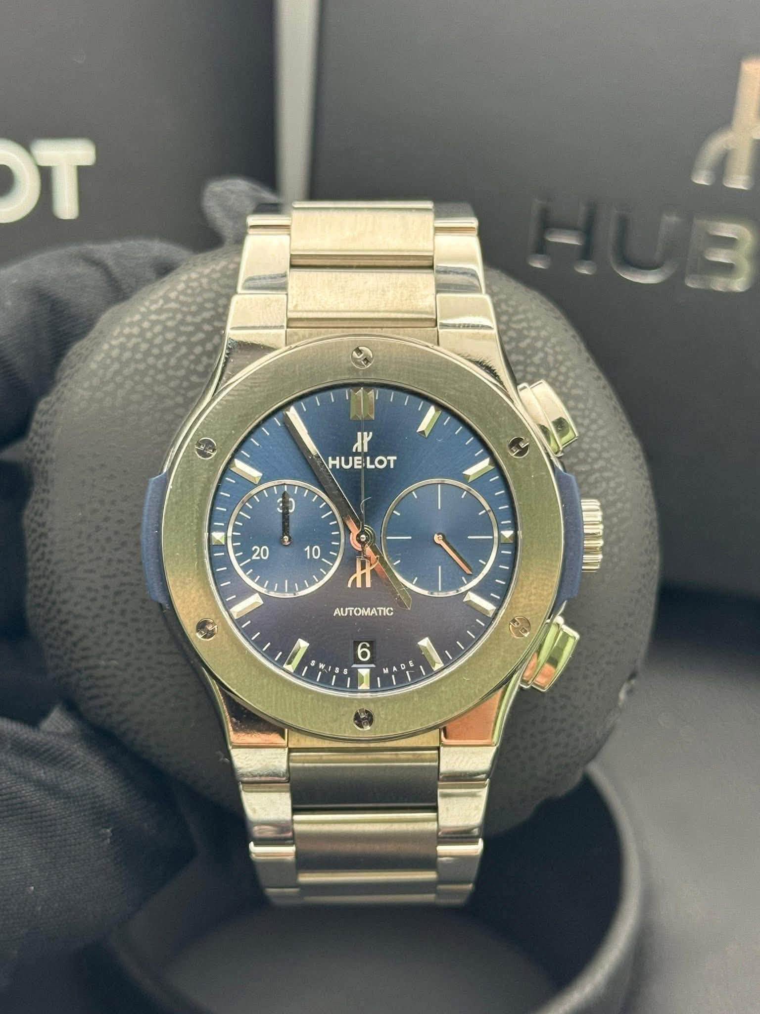 May be an image of wrist watch and text that says 'T אג HUELOT HUE LOT ส) မ 8 e 10 20 C X AUTOMATIC D' 6 8'
