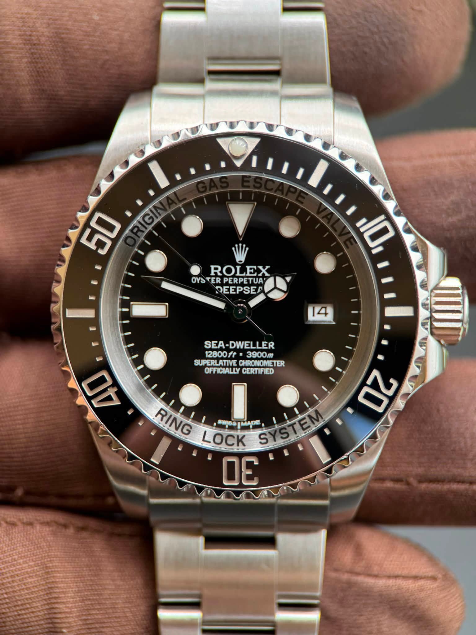 May be an image of wrist watch and text that says '50 ROLEX OYST PERPETUA DEEPSEA DEEPSES 10 14 SEA-DWELLER SEA 12800/・ 3900m SUPERLATIVE CHRONOMETER TER OFFICIALLY…
