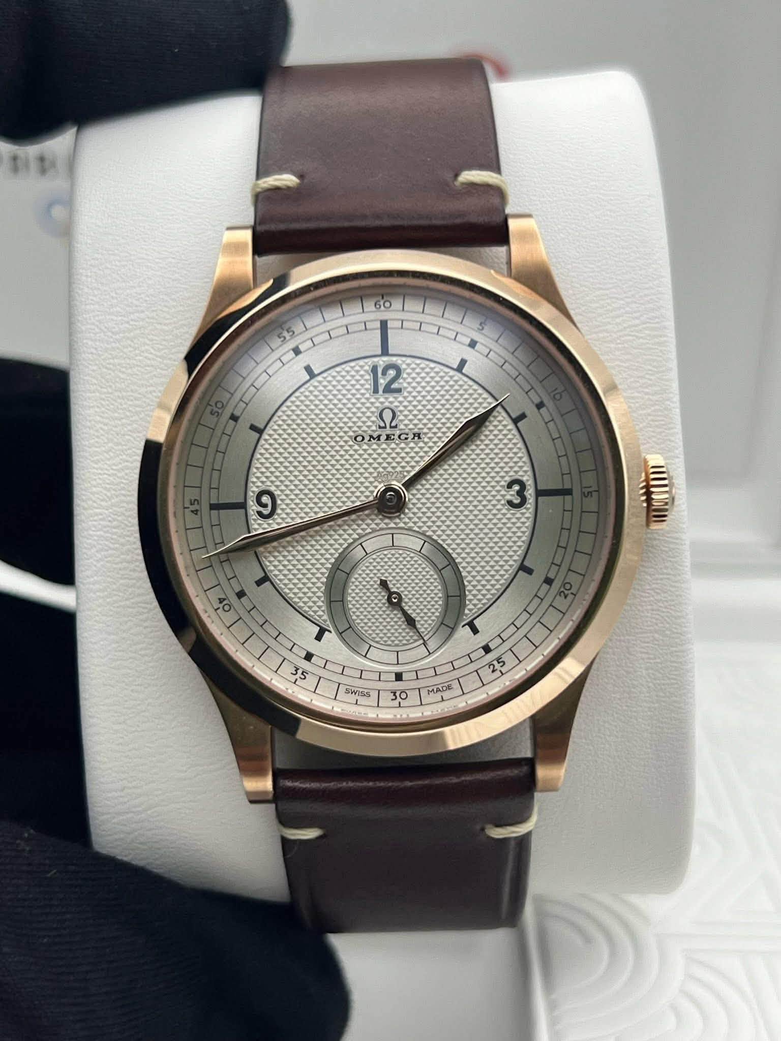 May be an image of wrist watch and text that says '60 12 S2 M OMEC CC 9 35 35 SWIss 30 MADE'