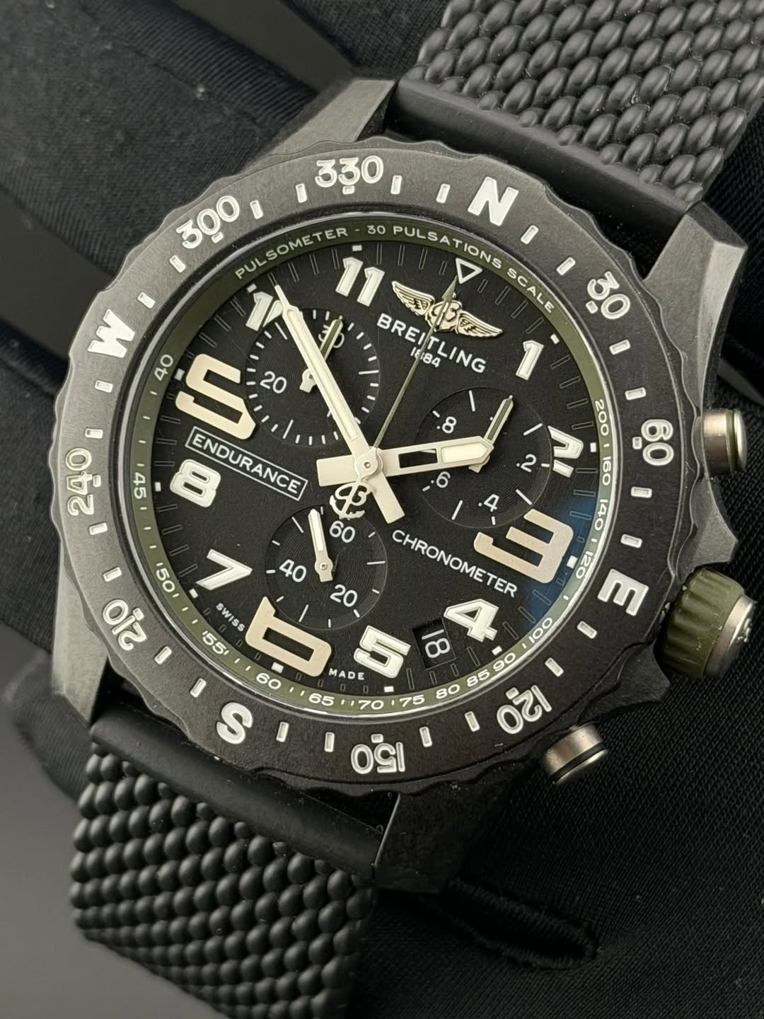 May be an image of digital watch and text that says '300 PULSOMETER 11 I 330, 30 PULSAT N PUL SATIONS IONS SCALE 30 BREITLING W = ENDURANCE SWISS SWI S$ ه otl CHRONOMETER E 120…