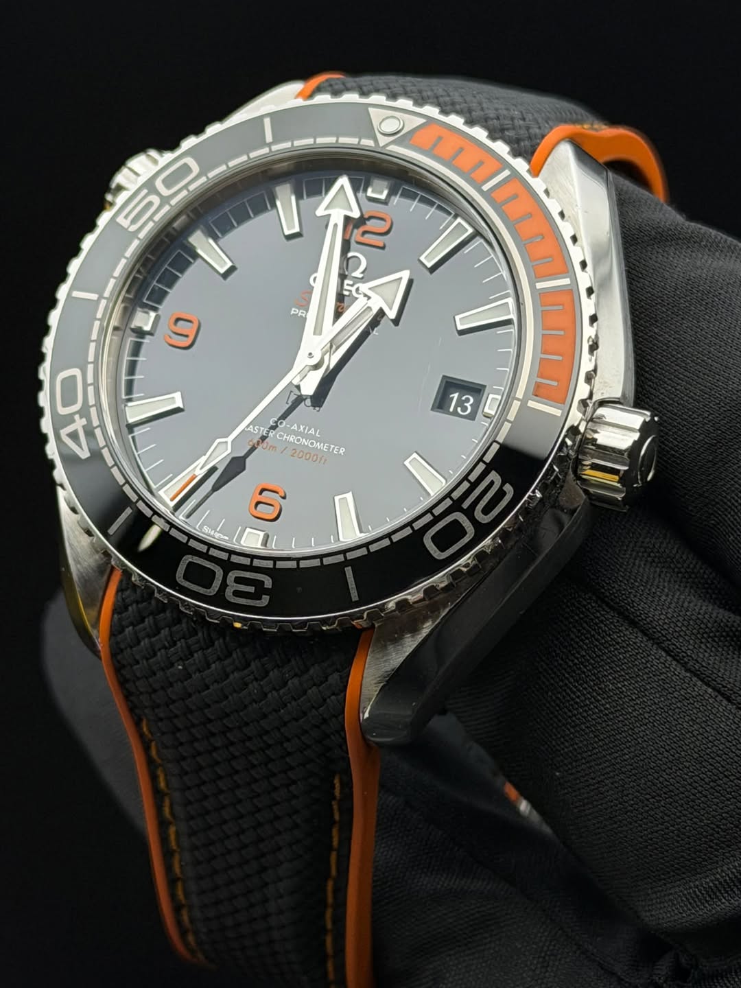 May be an image of wrist watch and text that says '토우 መስል 2 و PR ASTE ASTENCHRONOMETER 00m O-AXIAL CHRONOMETER 20001r 6 6'