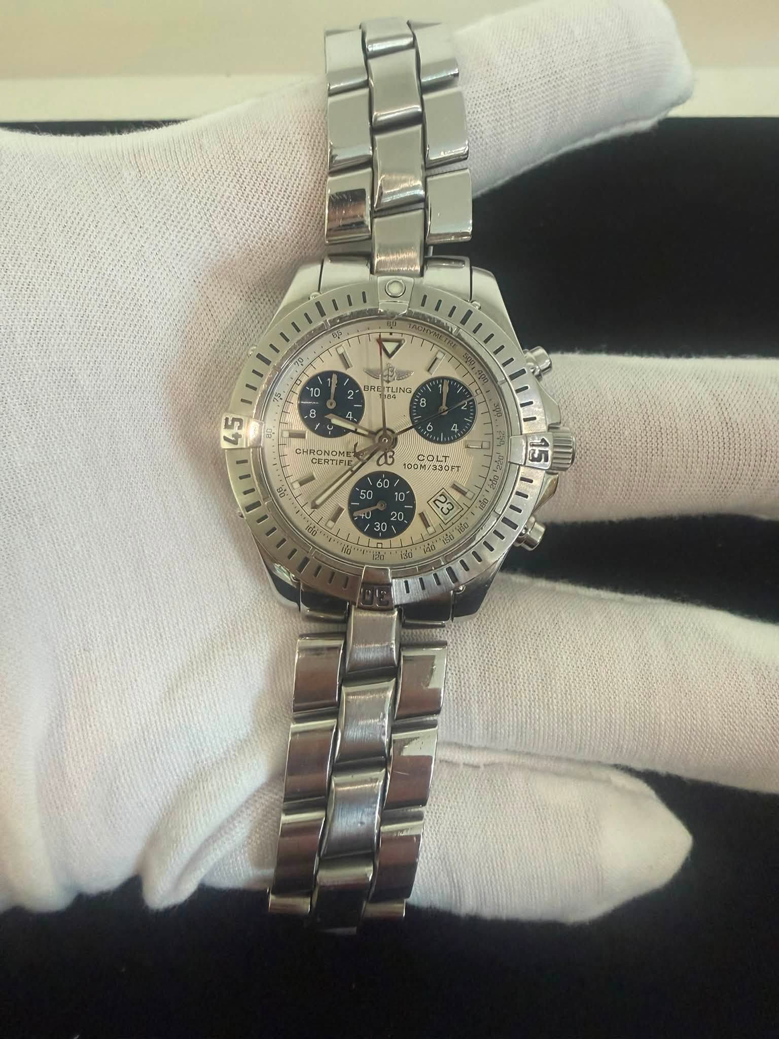May be an image of wrist watch and text that says '3p 1 BA DRE ITLING LING 天 CHRONOME 45 三 a5 COLT 00M/3 00M/330FT BOFT II 20 U 23 SE'