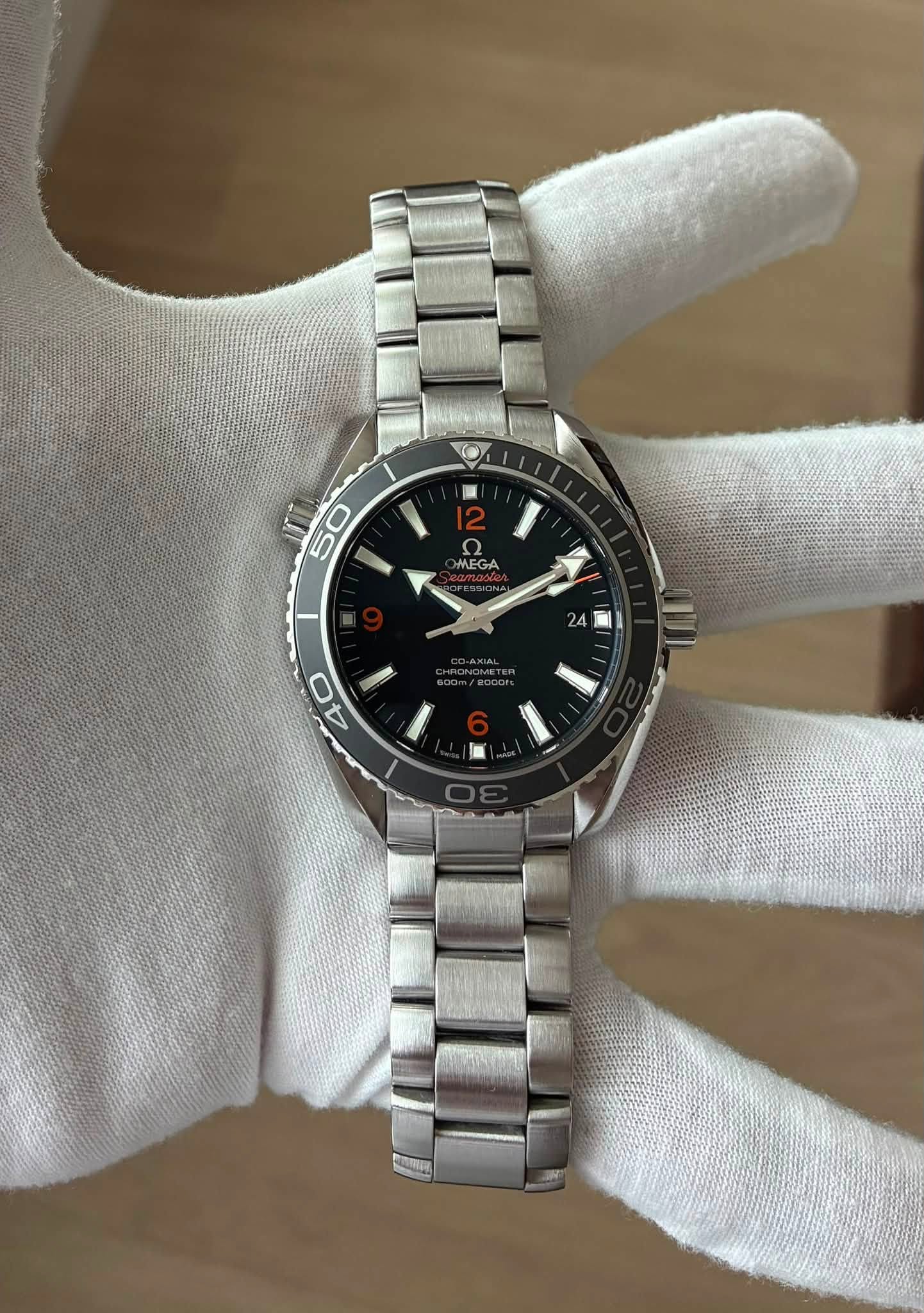 May be an image of wrist watch and text that says '50 I' ME MEGA 40 0'