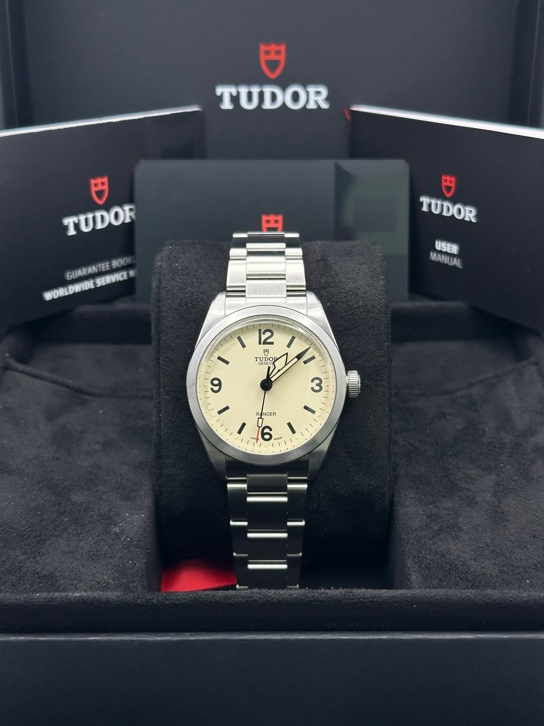 May be an image of wrist watch and text that says 'TUDOR TUDOR 円 GUARANTEE WORLDWIDESERVICE TEE B0C WORLDWIDE SERVICE TUDOR TUDOR USER MANUAL JAL ١ 12 I I TUDO UDOR 田 1 و 3 MI…