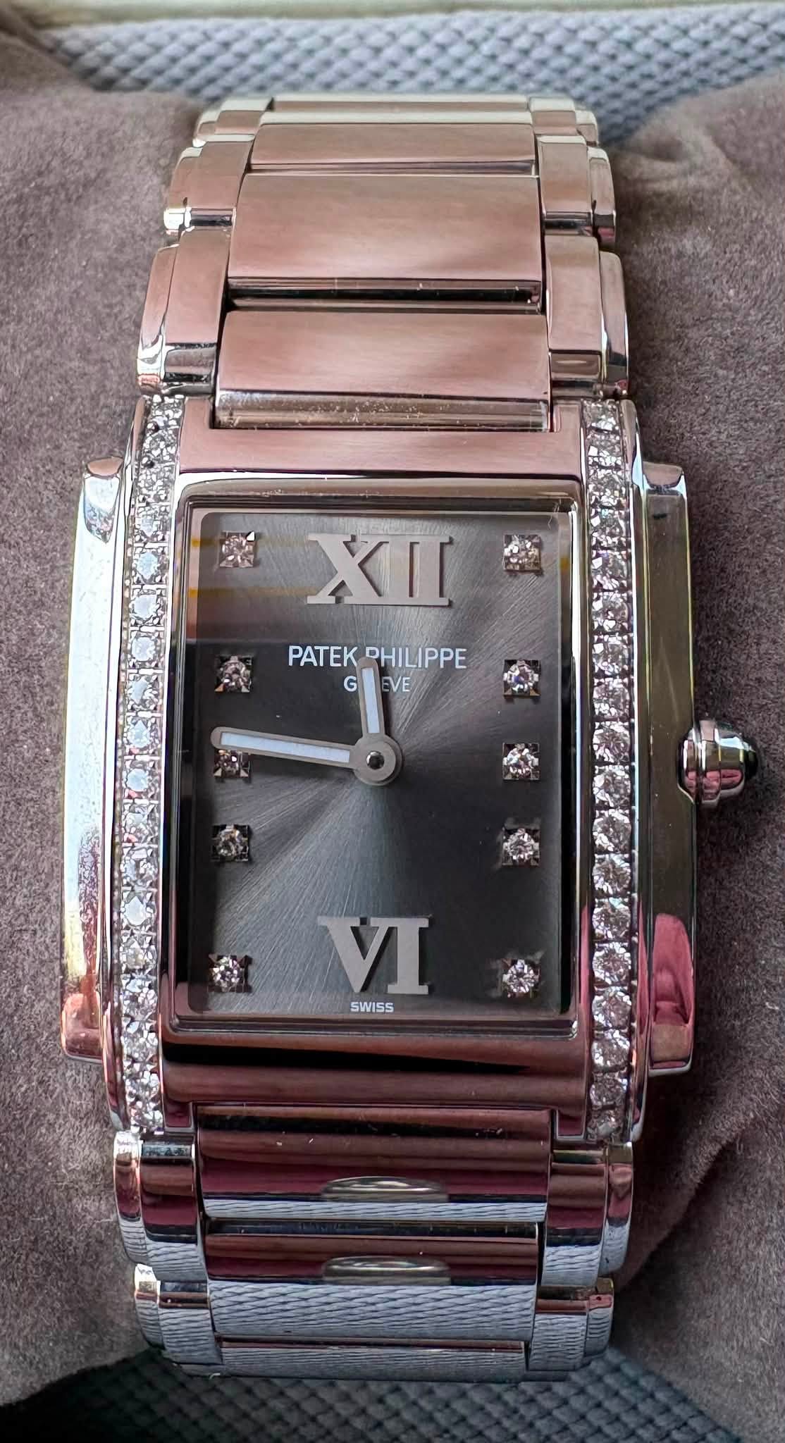 May be an image of wrist watch and text that says 'XII PATEK PHIL PHILIPPE PATEKPHILIPPE IPPE DHI G EVE VE 0 SWISS И'
