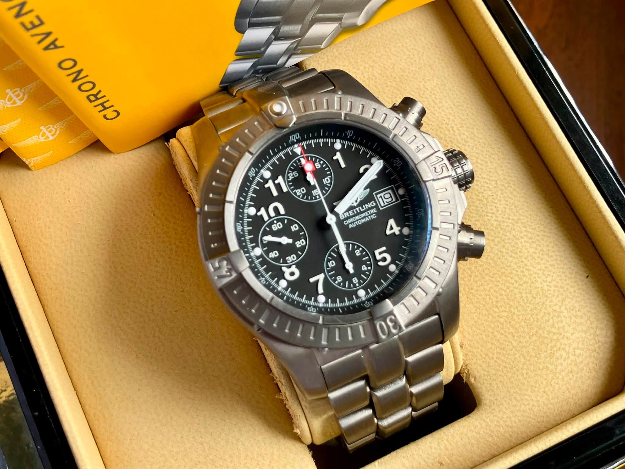 May be an image of wrist watch and text that says '3Л NOHW የጣጣ. ፍ و 2០, ባ፡ ٦٦ 60 0 19 BREITUING CHIRONOMETRE AUTOMATIC D 3 8 15 noogociar 30 M0 ስ'
