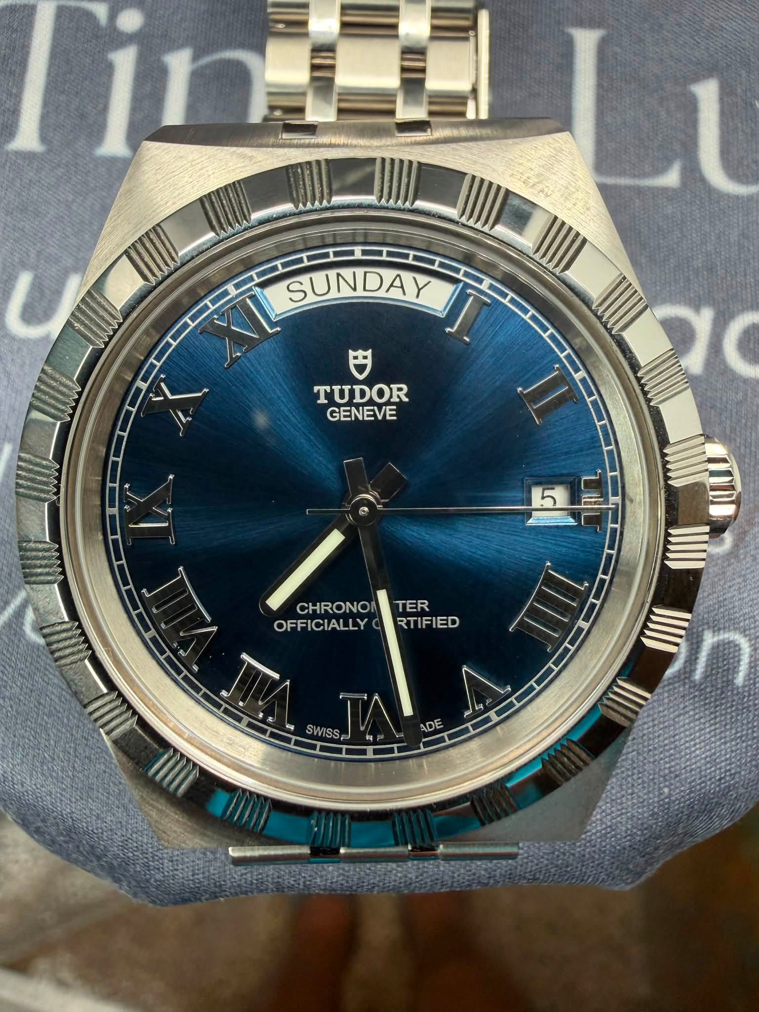May be an image of wrist watch and text that says 'SUNDAY SUNDAY 円 TUDOR GENEVE X II CHRONO CHRONOITER TER OFFICIALLY OFFICIALLYRTIFIED RTIFIED WII DE III MIIL!'