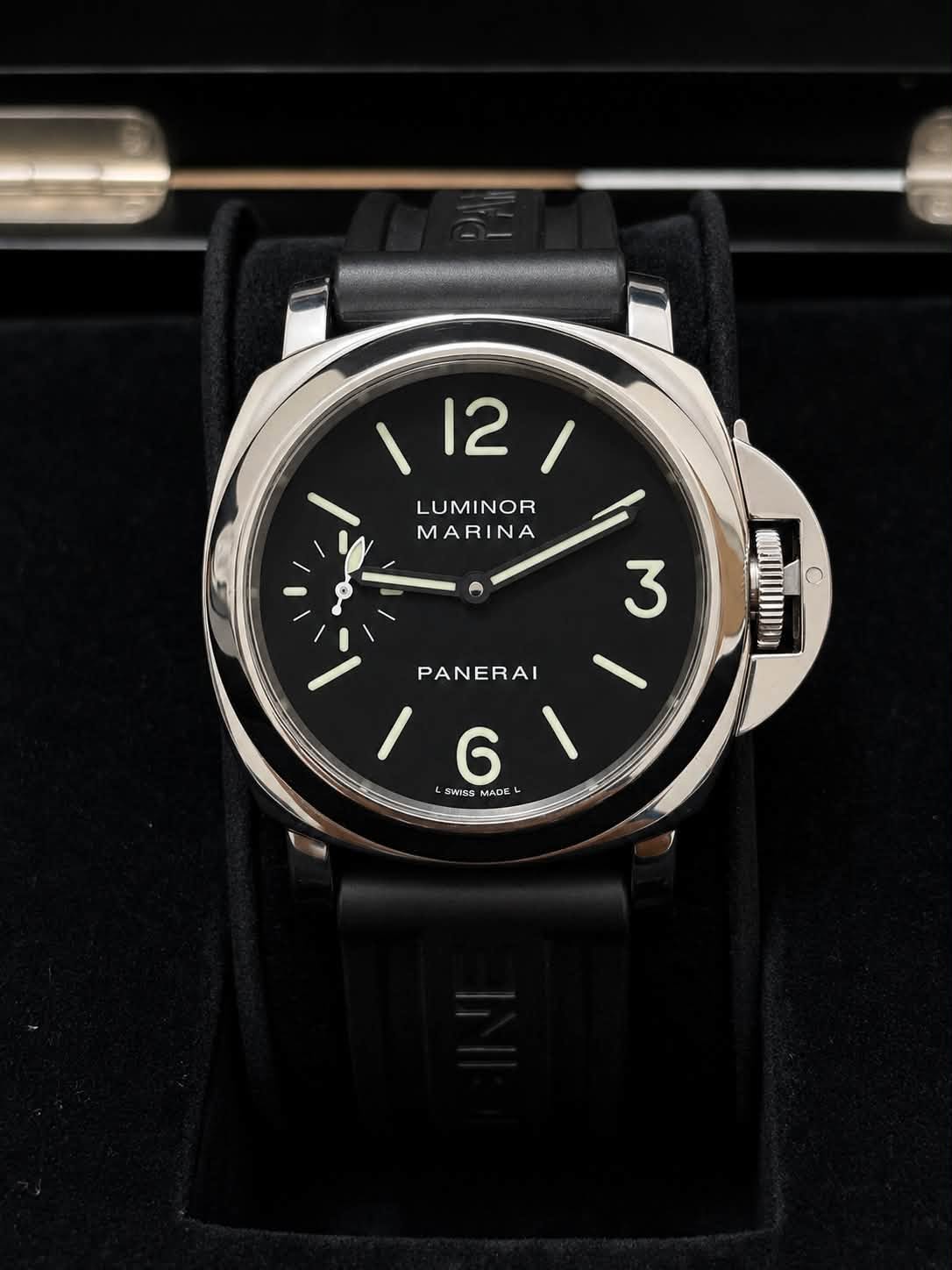 May be an image of wrist watch and text that says ',211 12 LUMINOR MARINA 3 W PANERAI 16/ / 6 SWISS MADE'