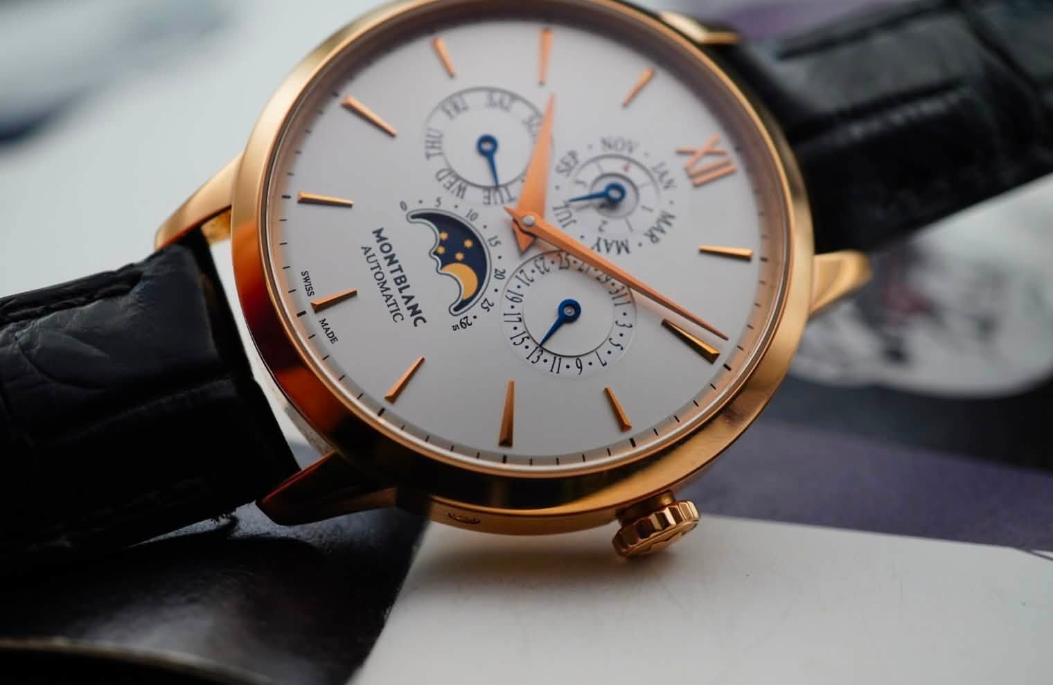 May be an image of ‎wrist watch and ‎text that says '‎SEP SSIMS 10 S0 THU ر 9 በት IAN XI CEM EIL 10 กร 2 AUTOMATIC MONTBLANC 15 -I7- বোলার و AAA ٤ MAA . نن‎'‎‎
