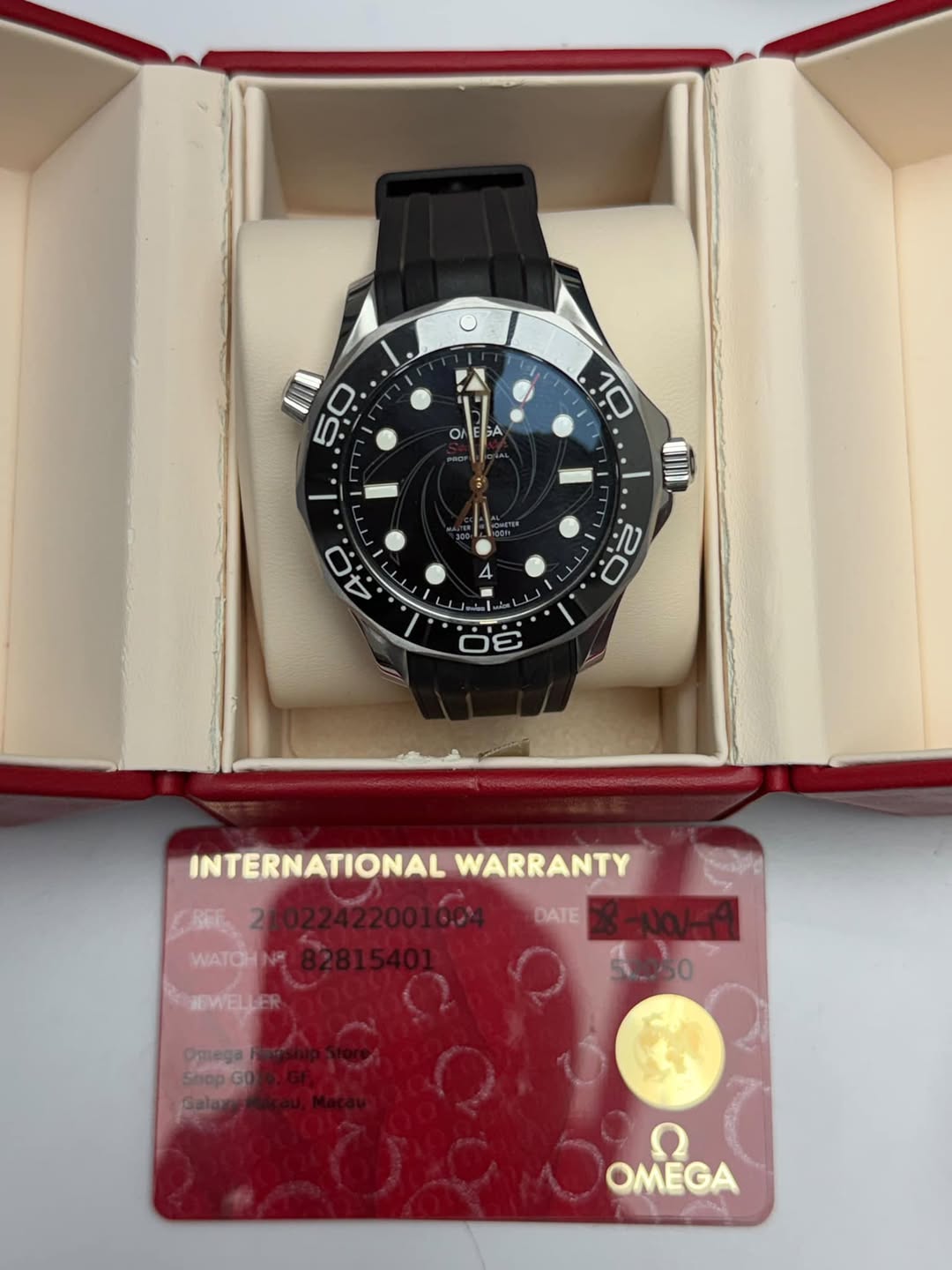 May be an image of wrist watch and text that says '5. 0 Or GA 10 III 20 40 4 بذ 3 INTERNATIONALWARRANTY INTERNATIONAL WARRANTY CSEE-2 DATE WATOH SEWELLER Ogiega OMEGA'