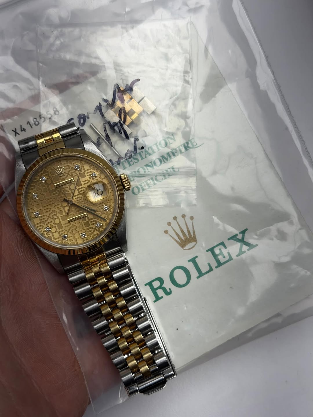 May be an image of wrist watch and text that says 'X418558 K418528 ESTATION 20 NOMBLRE By谢 OpcHE OFDCNEL ROLEX LII ROLEX'