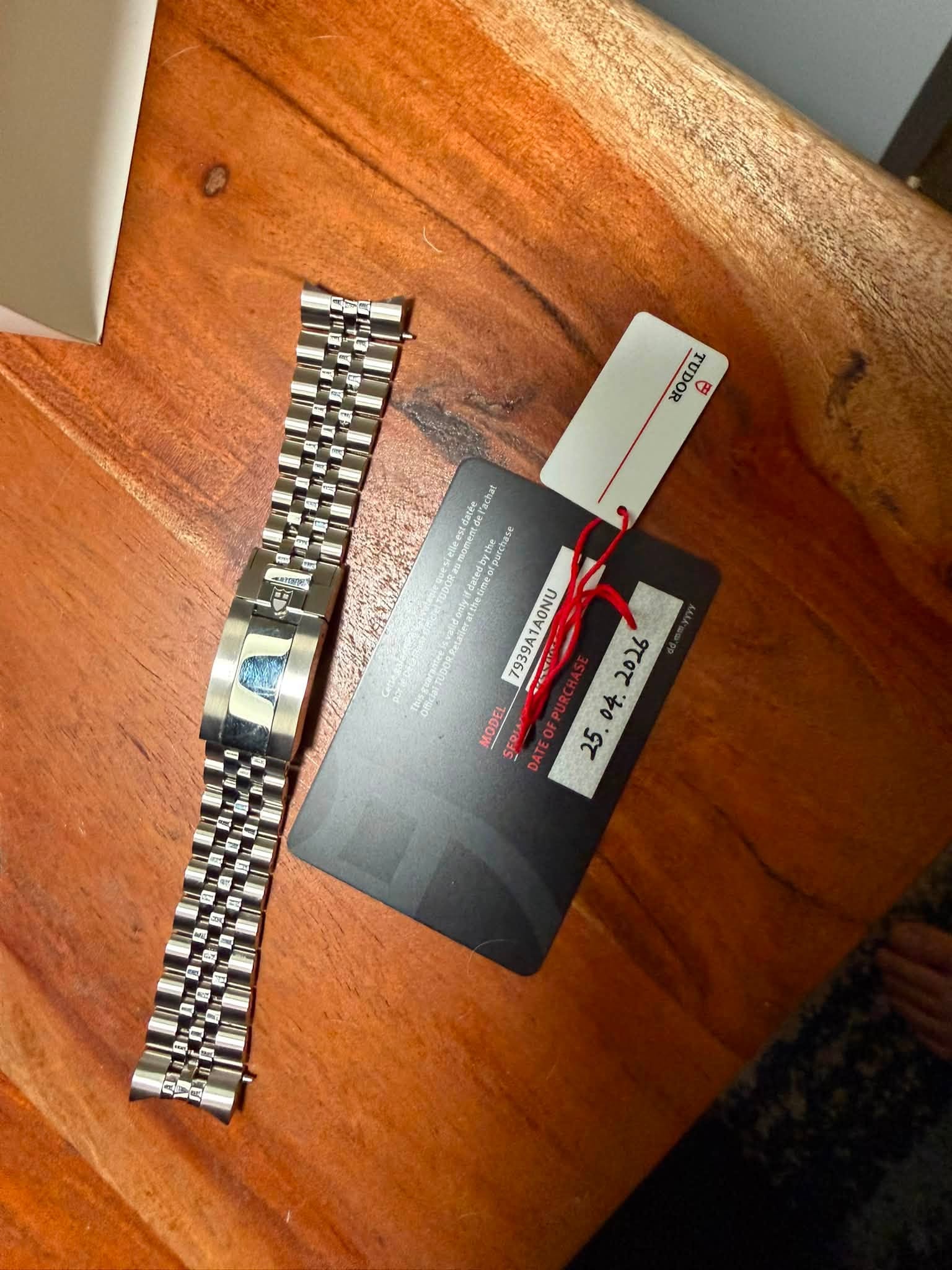 May be an image of digital watch and text that says 'θαAΣ A B R000 7939A 7939A1AONU 7939A1A0NU ভবাদ . 1AONU 2026 MODEL OEA 25.'