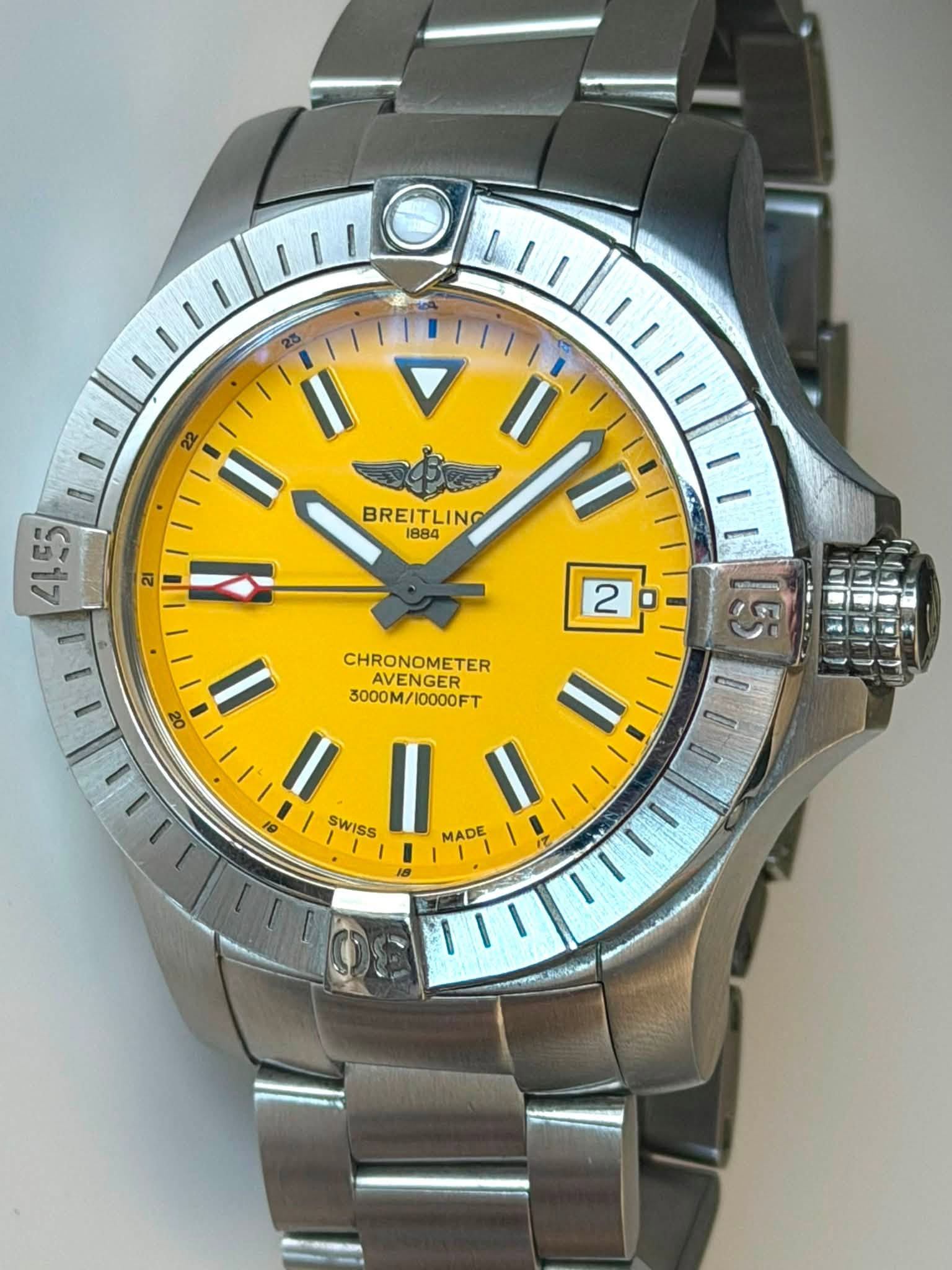 May be an image of wrist watch and text that says '55 4455 BREITLING 1884 384 ส 2 ० CHRONOMETER AVENGER 3000M 3000M/10000FT |I SWISS II MADE'