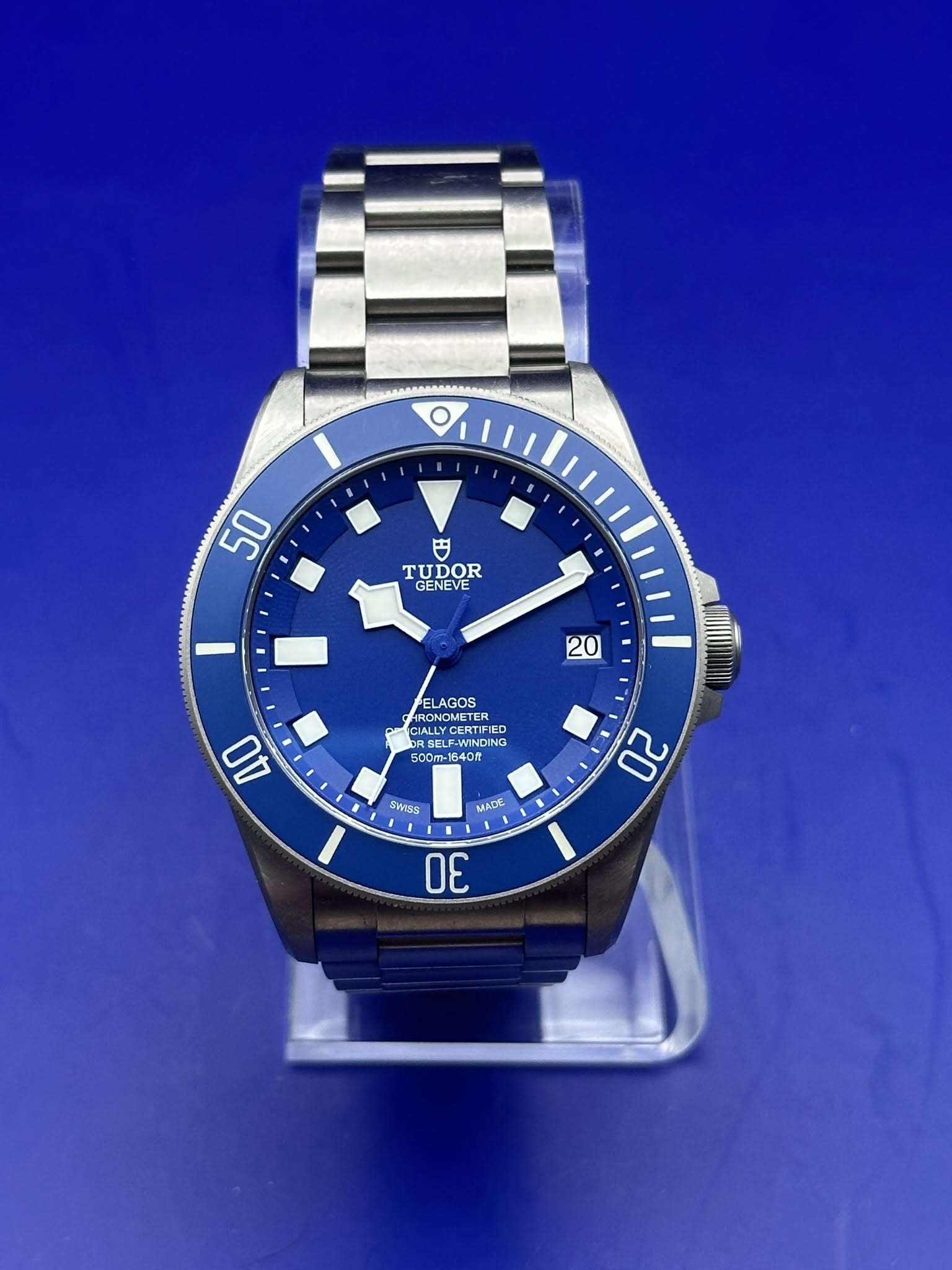 May be an image of wrist watch and text that says '50 + TUDOR GENEVE 20 ELAGOS PAPE RONOMETER CIALL XCERTIFIER ONCMETER BELF-WINDING EJRINGILI CERTFIED 500m- 500m1640 640分 AO SVISS…