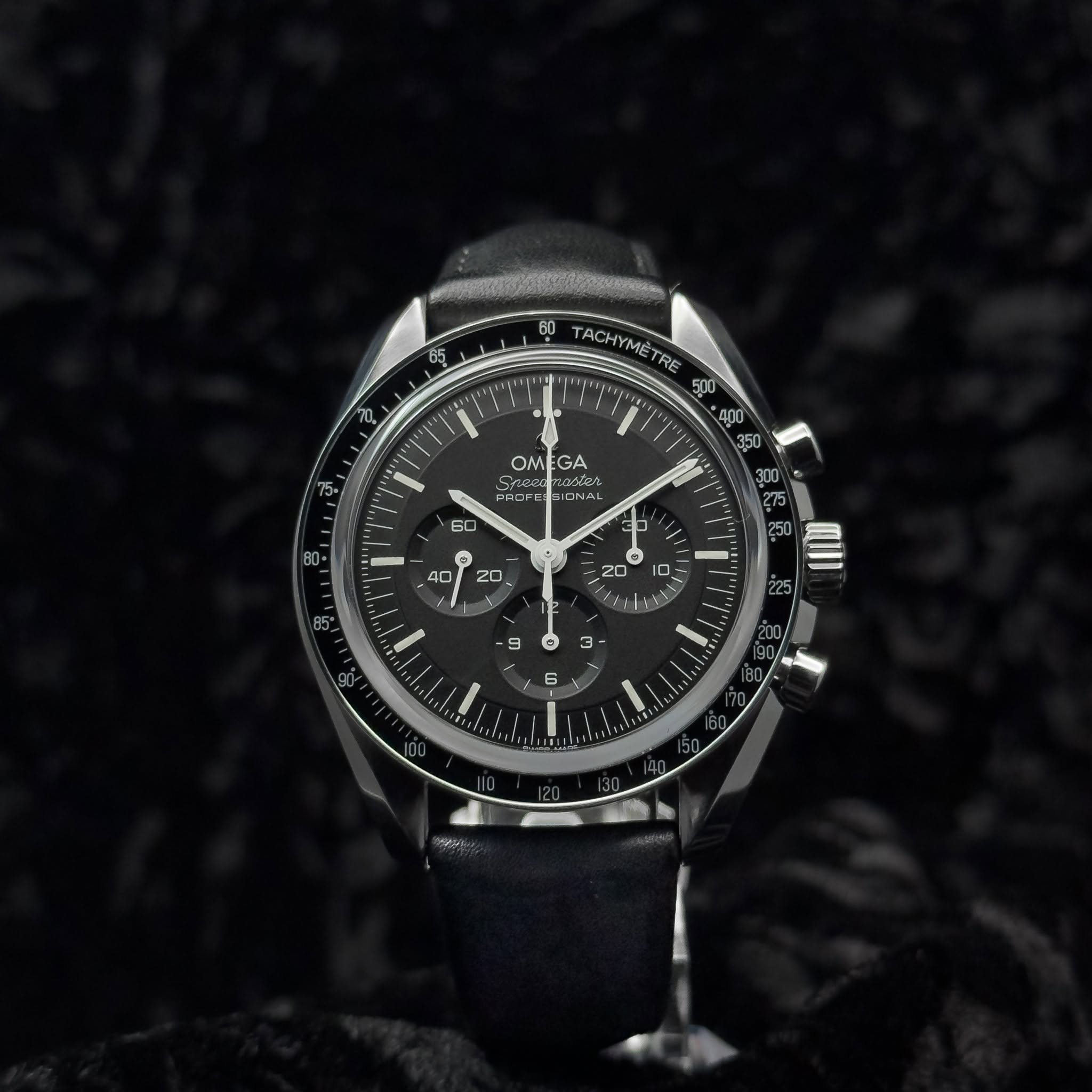 May be an image of wrist watch and text that says '65 ۳ه 60 TACHYMETRE TRE 500 400 OME OMEGA GA തലയടം nлoB መፓለርዊት ANAI 대식품 PROF E0 40 20 -ם r ® 3 6 수(구'