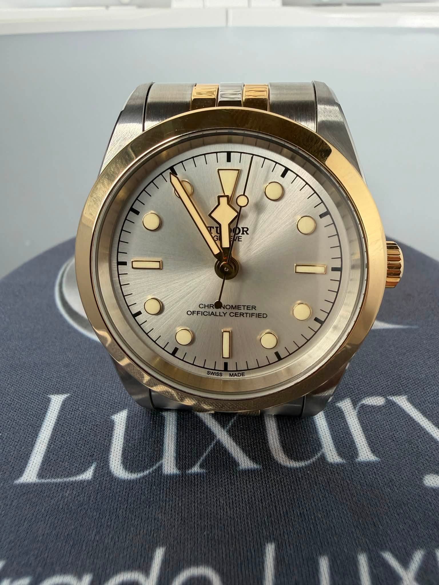 May be an image of wrist watch and text that says 'Ο 令 O CHR ETER OFFICIALLY CERTIFIED OFFICIALLYCERTIFIED TIFIED I Lu Luxur'