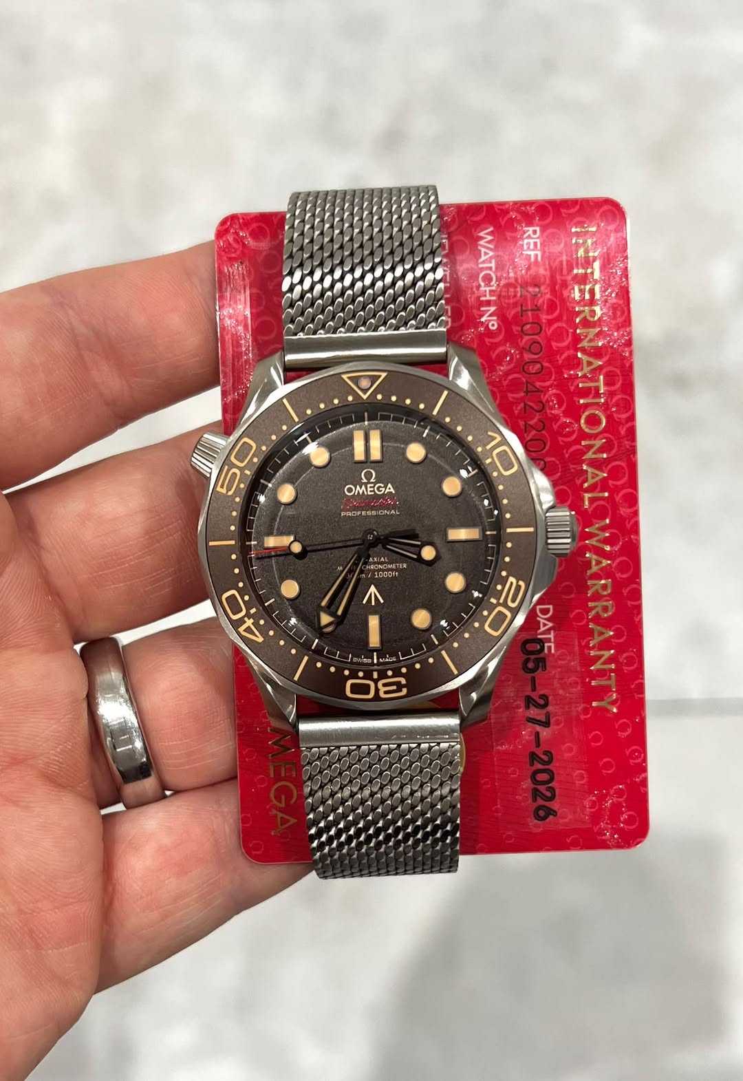 May be an image of wrist watch and text that says 'II 50 OMEGA MA PEOF PROPESSIONAL WATCH REF od NNTNTAN NTERNATIO ATO No ١ 10 0 50 DATE HUCNOIA 10D0H ب 04 4 بب m.-'