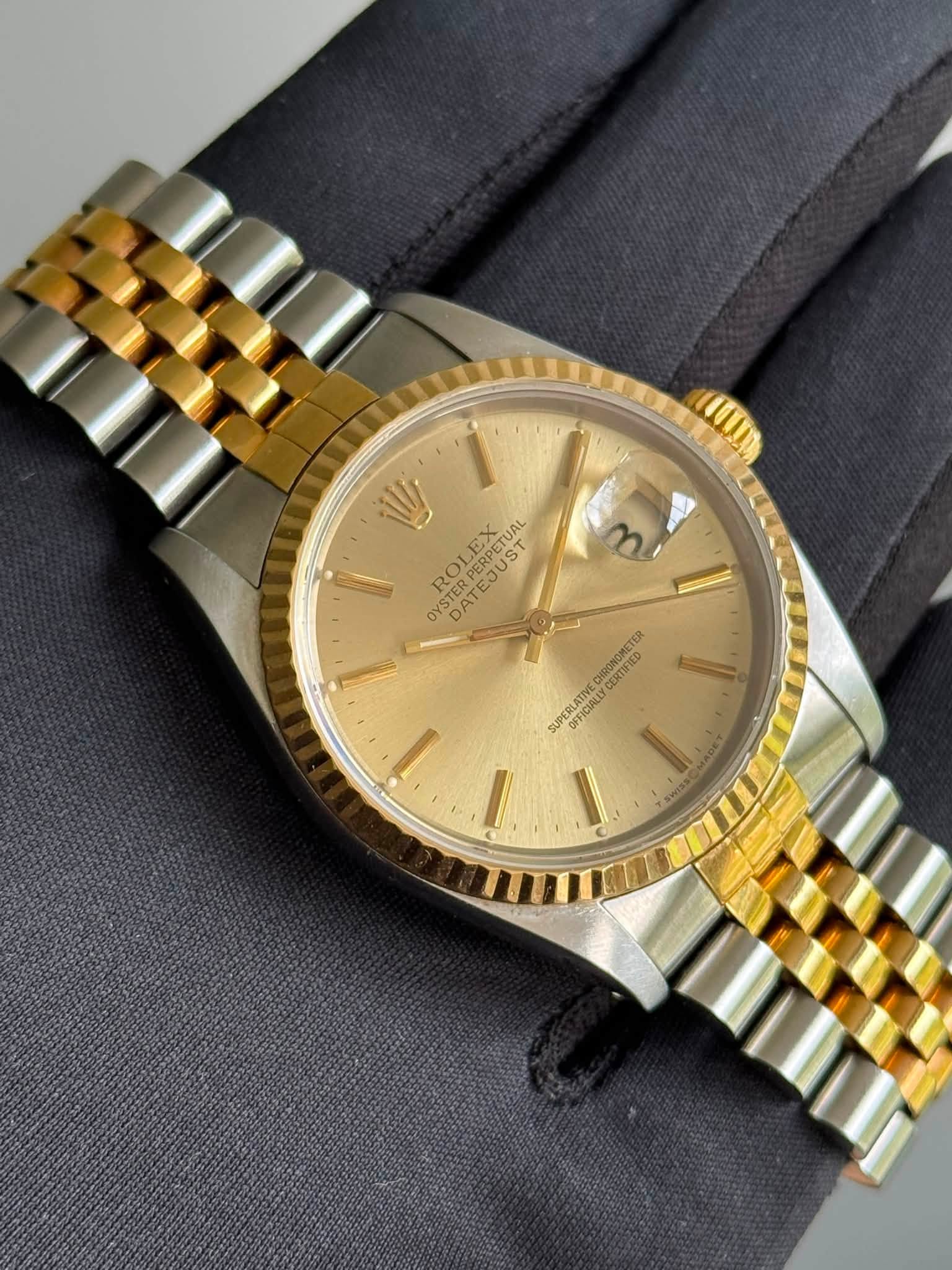May be an image of wrist watch and text that says 'W ROLEX X CAL LEX PETUAL ST OYSTER ROL EJU በልም AT m CHRONOMETER TER CERTIFIED CERTIFIED SUPERLATIVE OFFICIALLY'