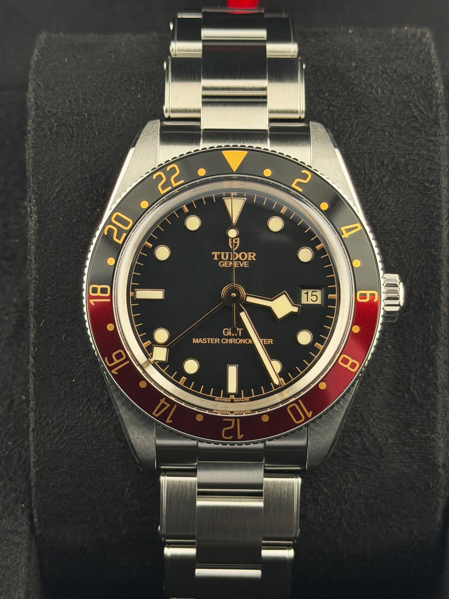 May be an image of wrist watch and text that says 'EH 22 20 2 TUIDOR GEA GENEVE EVE GI..T MASTER MASTERCHRONONTER CHRONOI ER b 8 10'