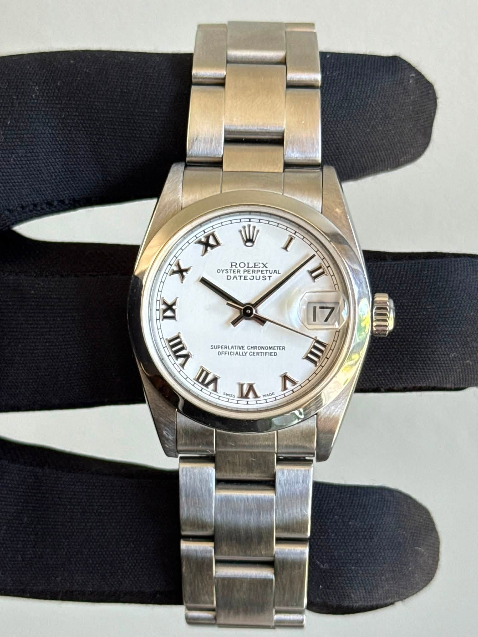 May be an image of wrist watch and text that says 'XI W I X ROLEX OYSTERPI OYSTE PERPETUAL OYSTEROLLEETUAL TUAL OYSTER DAT DATEJUST EJUST II IX 17 VIIII SUPERLATIE CHRONOMETER ም…