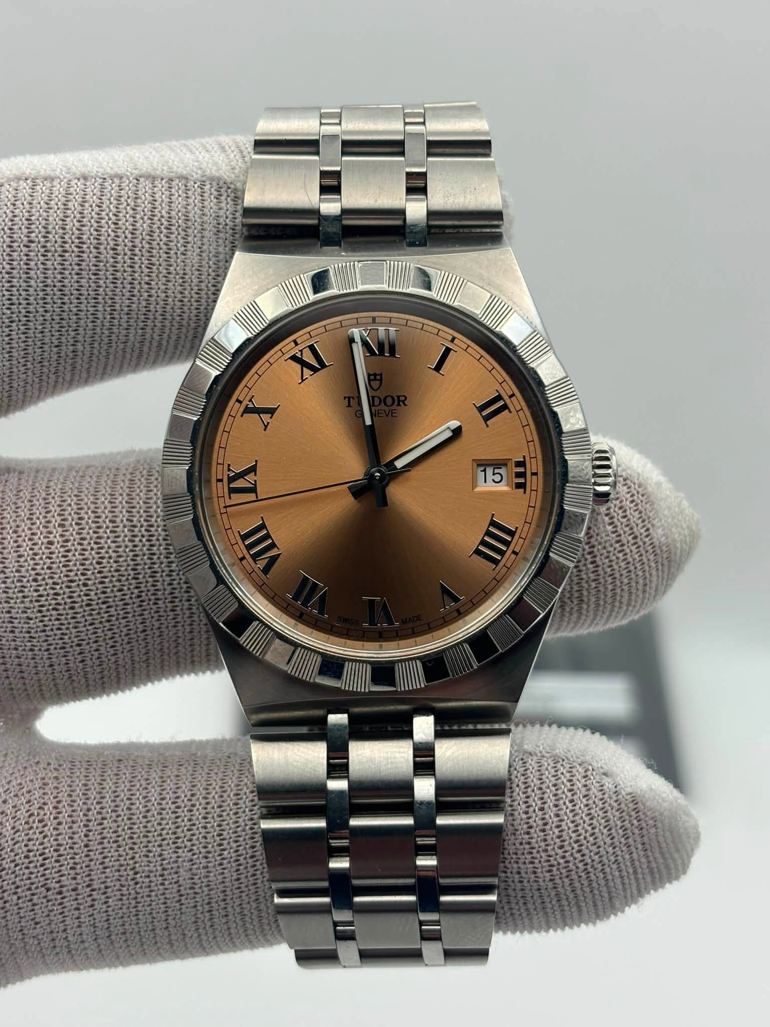 May be an image of wrist watch and text that says 'XL I II 15 IIII'
