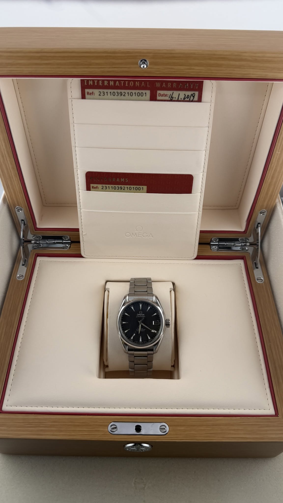 May be an image of wrist watch and text that says 'Ref: Date:/f.1.2019 OMEGA GA OME'
