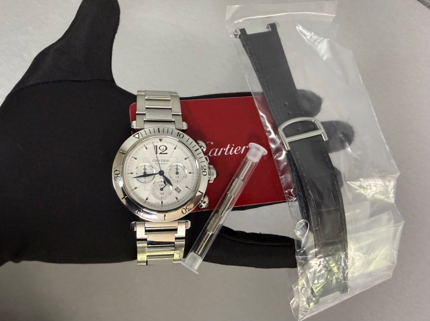 May be an image of wrist watch and text that says 'O 12 CAF CART LFTIER 당 中 2 ب - فن artier e 15 20 南 ት 20 טב 27'