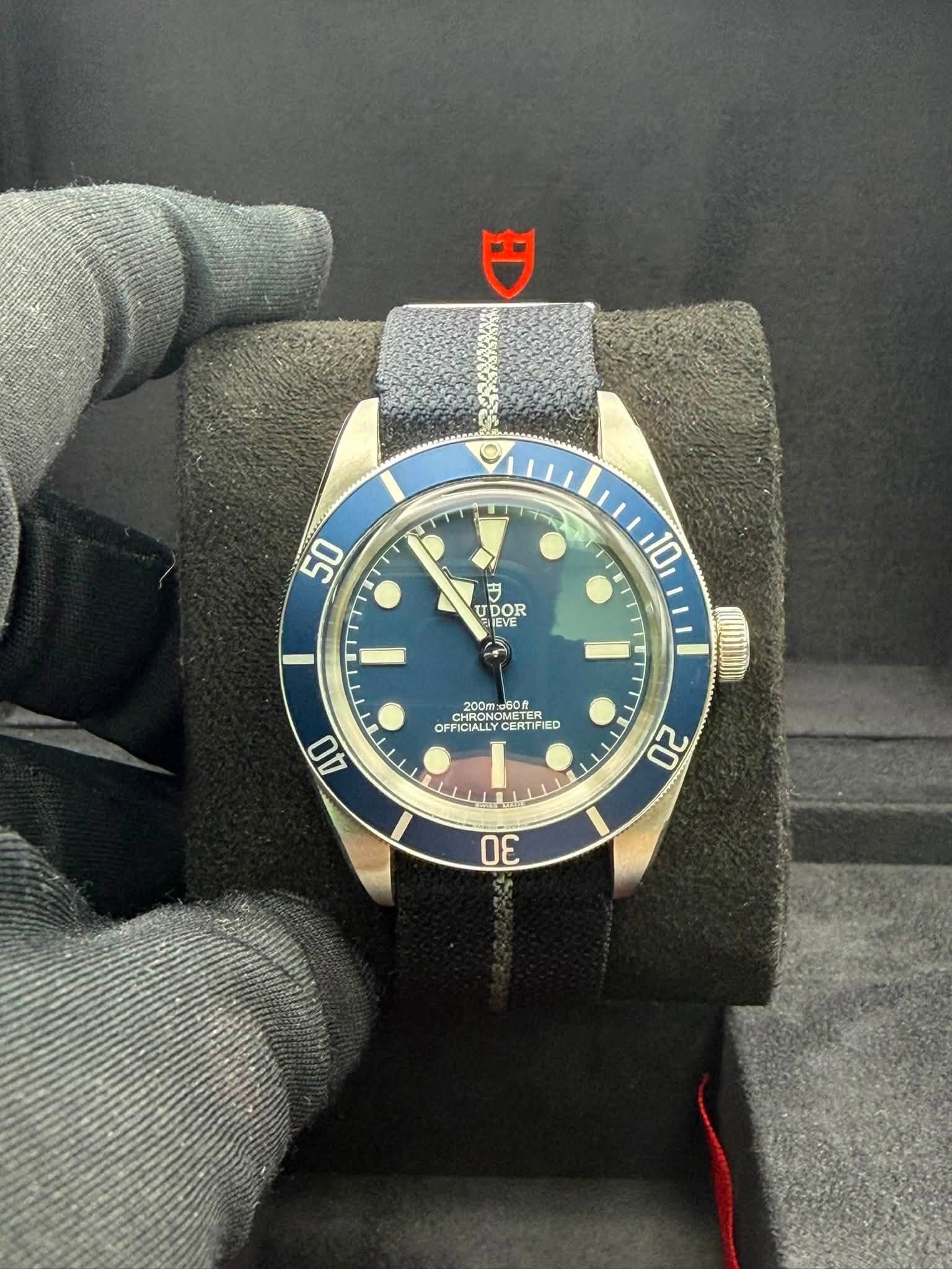 May be an image of wrist watch and text that says '円 50 つ UDO DOR DOE k 10 200m060R ONOMETER 수산 OFFICALLYCERTIPIED MO OFFICIALL OFFICIALLY CERTIFI CERTIFIED 40 20 30 吉'