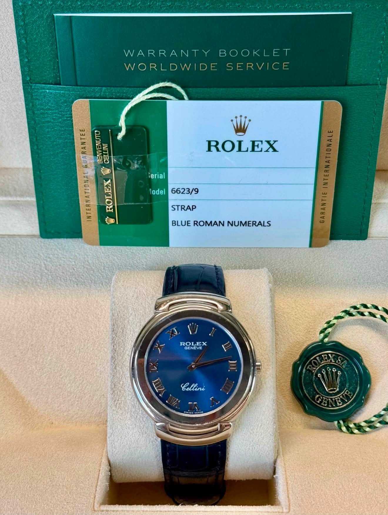 May be an image of wrist watch and text that says 'WARRANTYBOOKLET WARRANTY WORLDWIDESERVICE DWID SERVICE WORL ANTEE GUARANTE GUA BENVENUTO CELLINI INTERNATIONAL O ROLEX ROLEX…