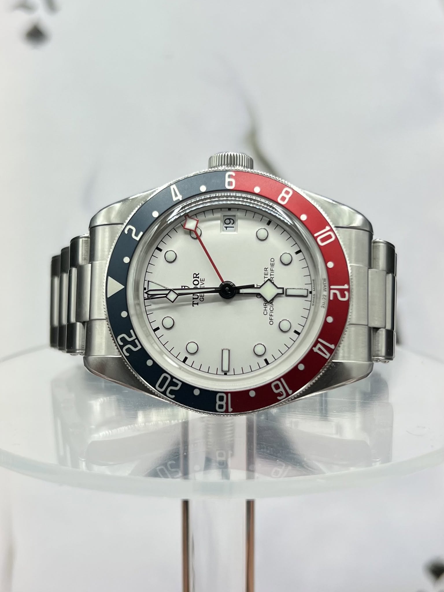 May be an image of wrist watch and text that says ' 동쁜 தய 0크비스로 130 UAM 12 ceme LAMCve 꾸모 ו 11.1 O 노남D O CBP'