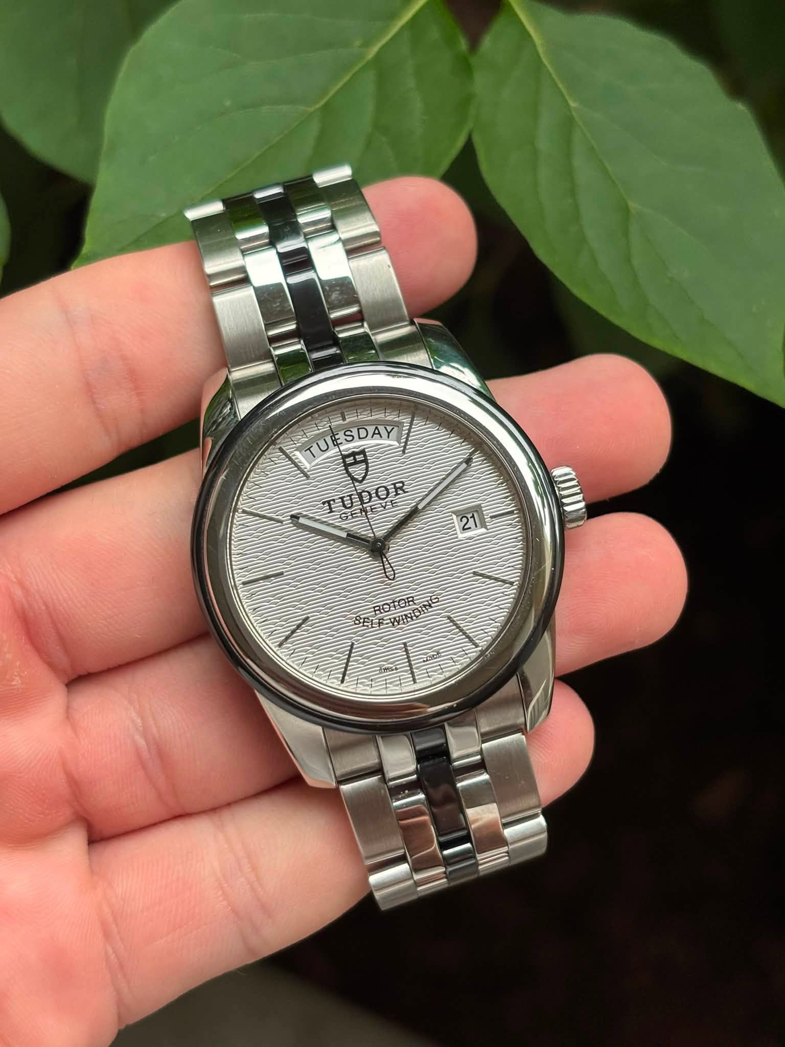 May be an image of wrist watch and text that says '贝屋 TUESDAY TU SDAY TUDOR EY TU DOR 21 RO:OR WWO SELF'