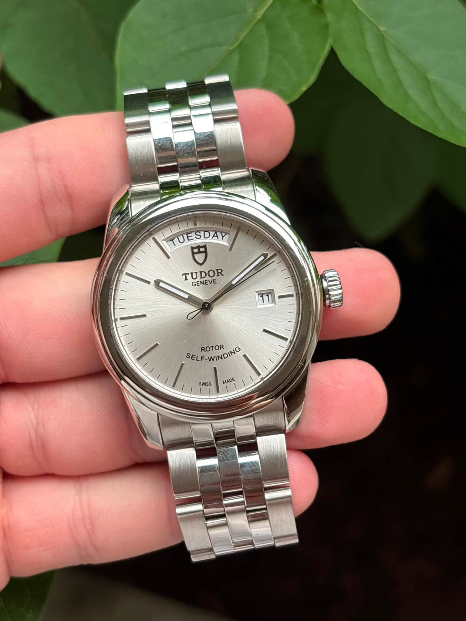 May be an image of wrist watch and text that says 'TUESDAY TUDOR GENEVE 11 D ROTOR WINDING ELF-WINDING DING SELF- SWISS 2 MADE'